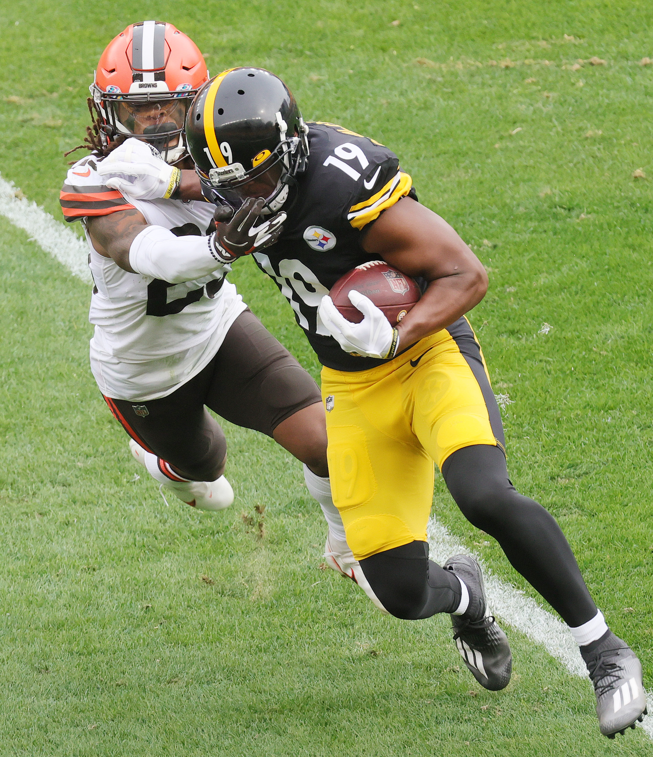 CLEVELAND, OH - OCTOBER 11: Cleveland Browns Safety Sheldrick