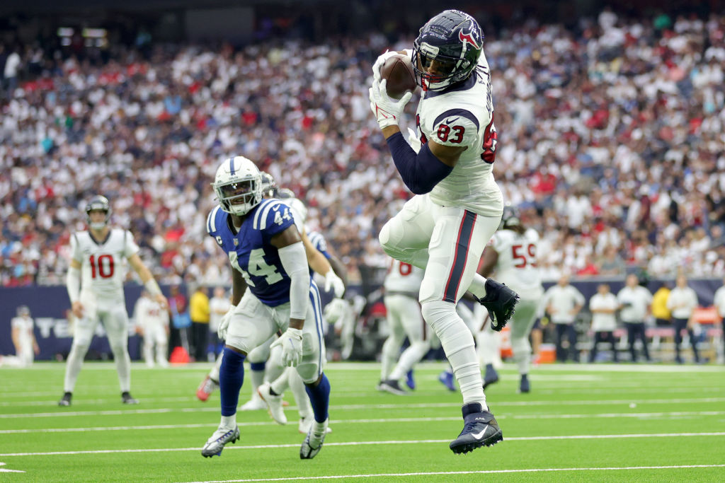 O.J. Howard of the Houston Texans gets set against the Washington