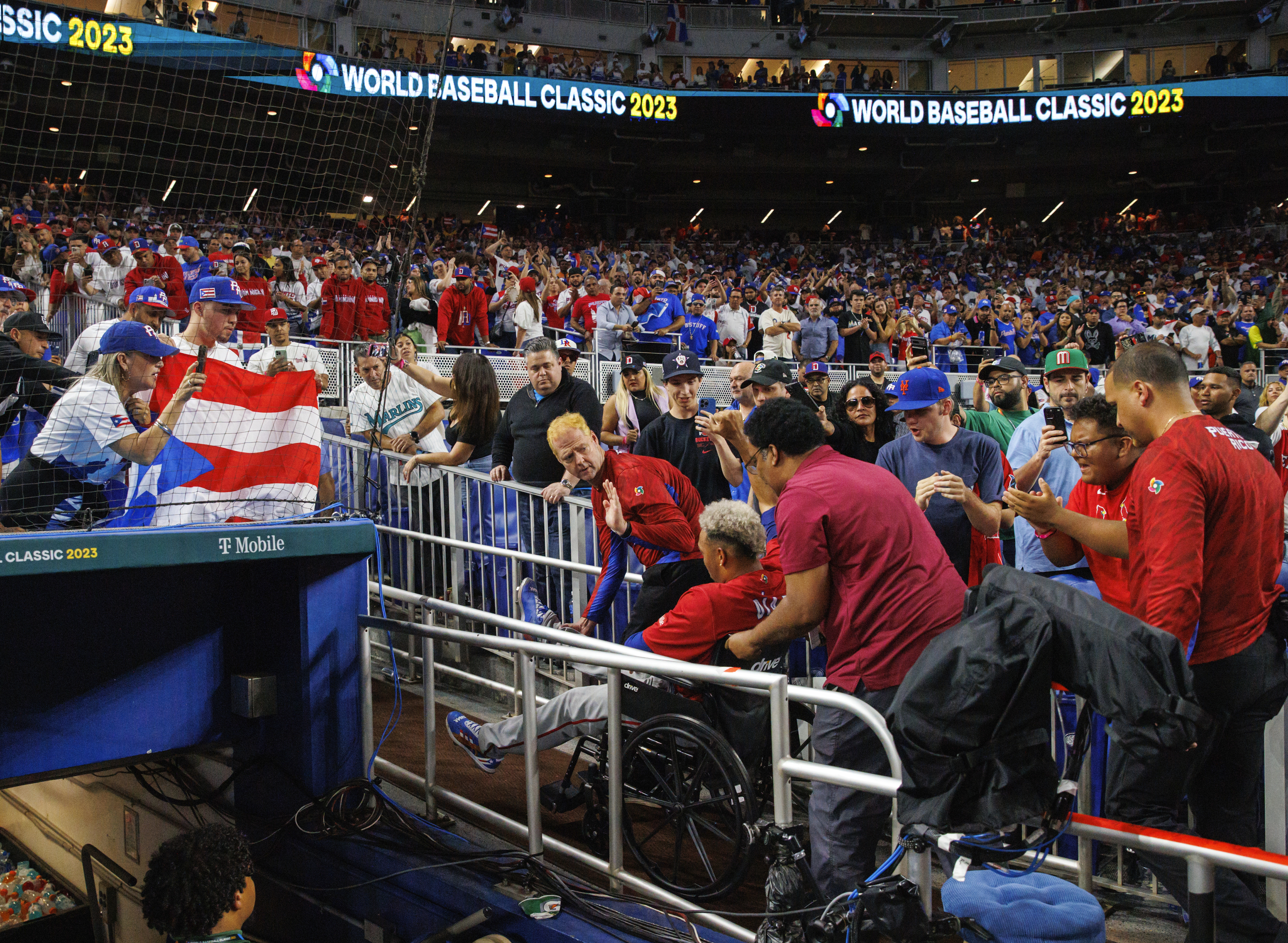 Reaction to Edwin Diaz's awful injury in the WBC