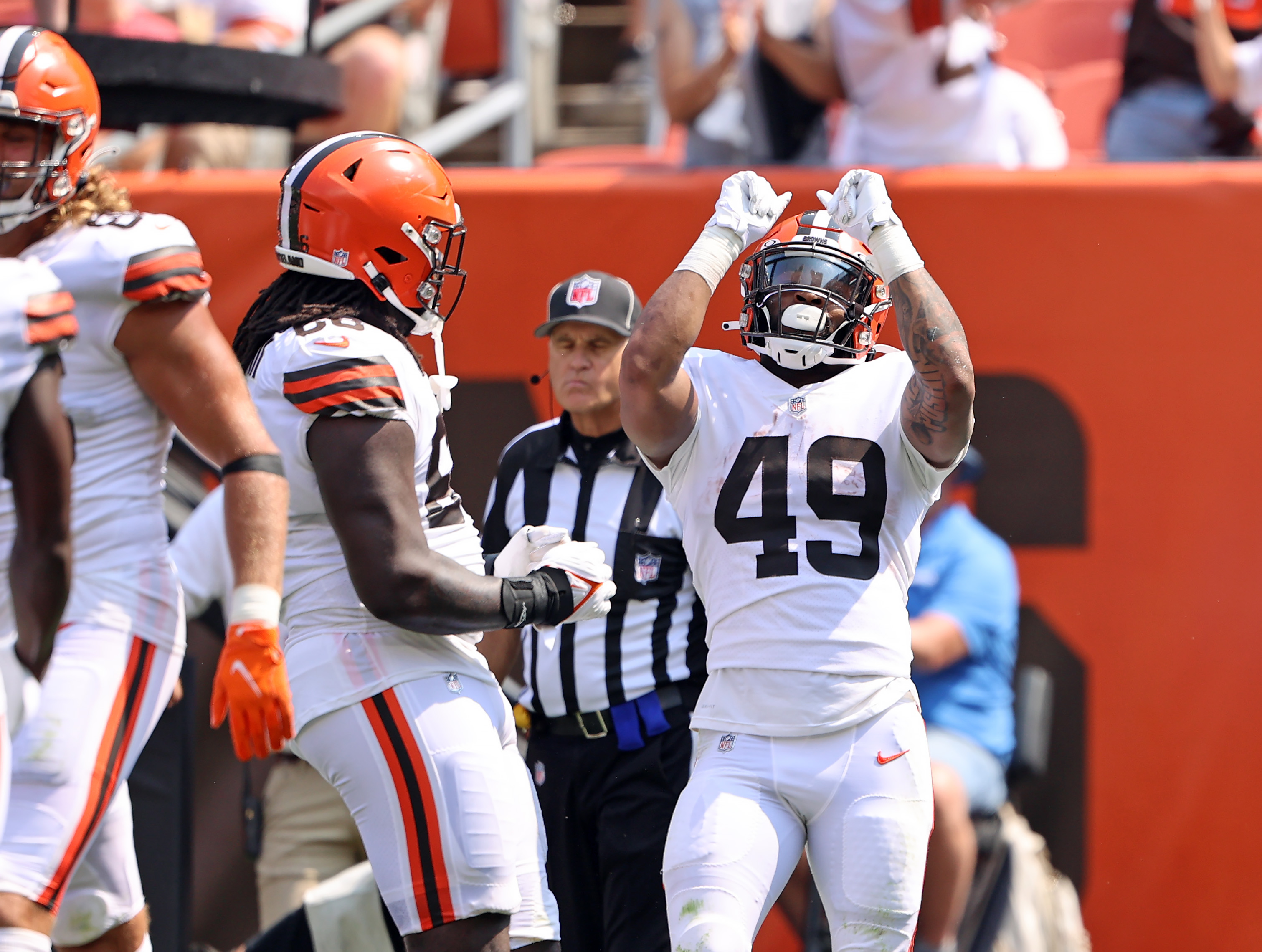 Devontae Booker leaps into end zone for TD