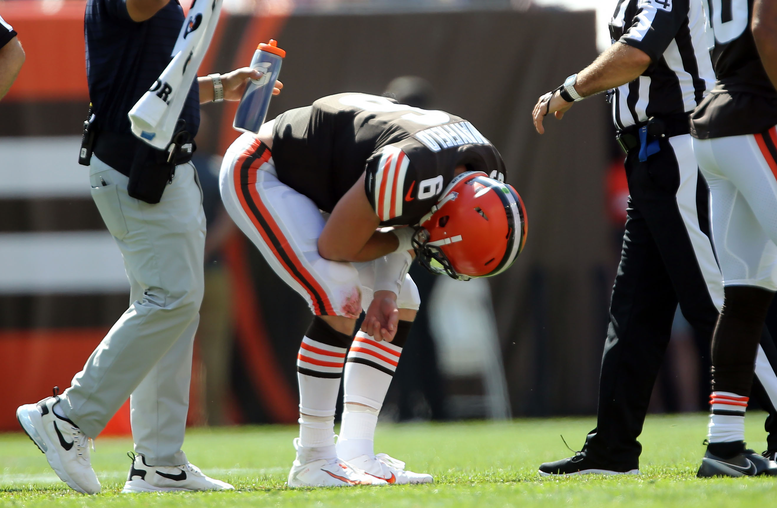 Mayfield shakes off injury, leads Browns past Texans 31-21