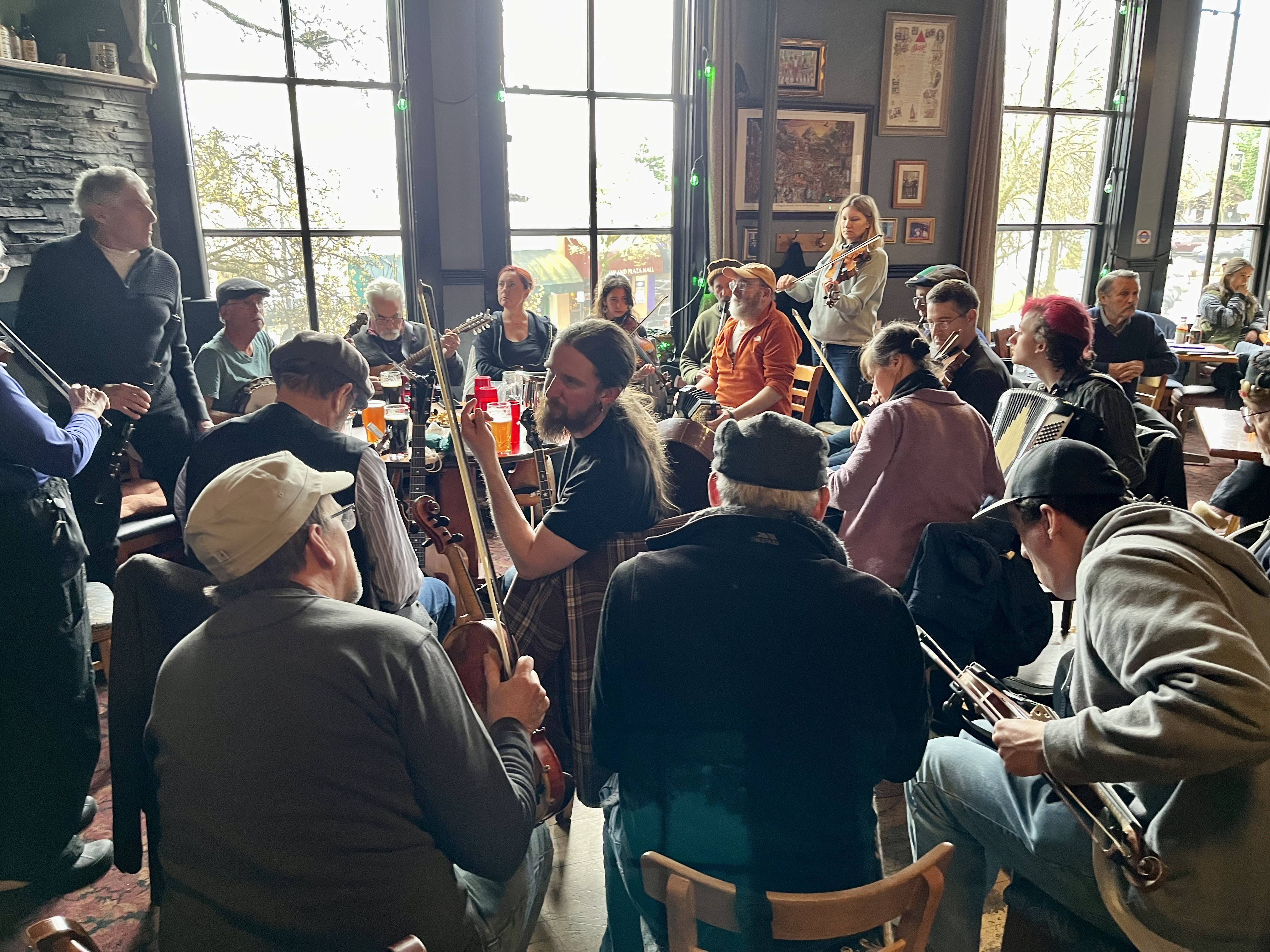 Irish Pub Session(中古品) This Ashland pub has hosted Celtic music Sunday afternoons for 25