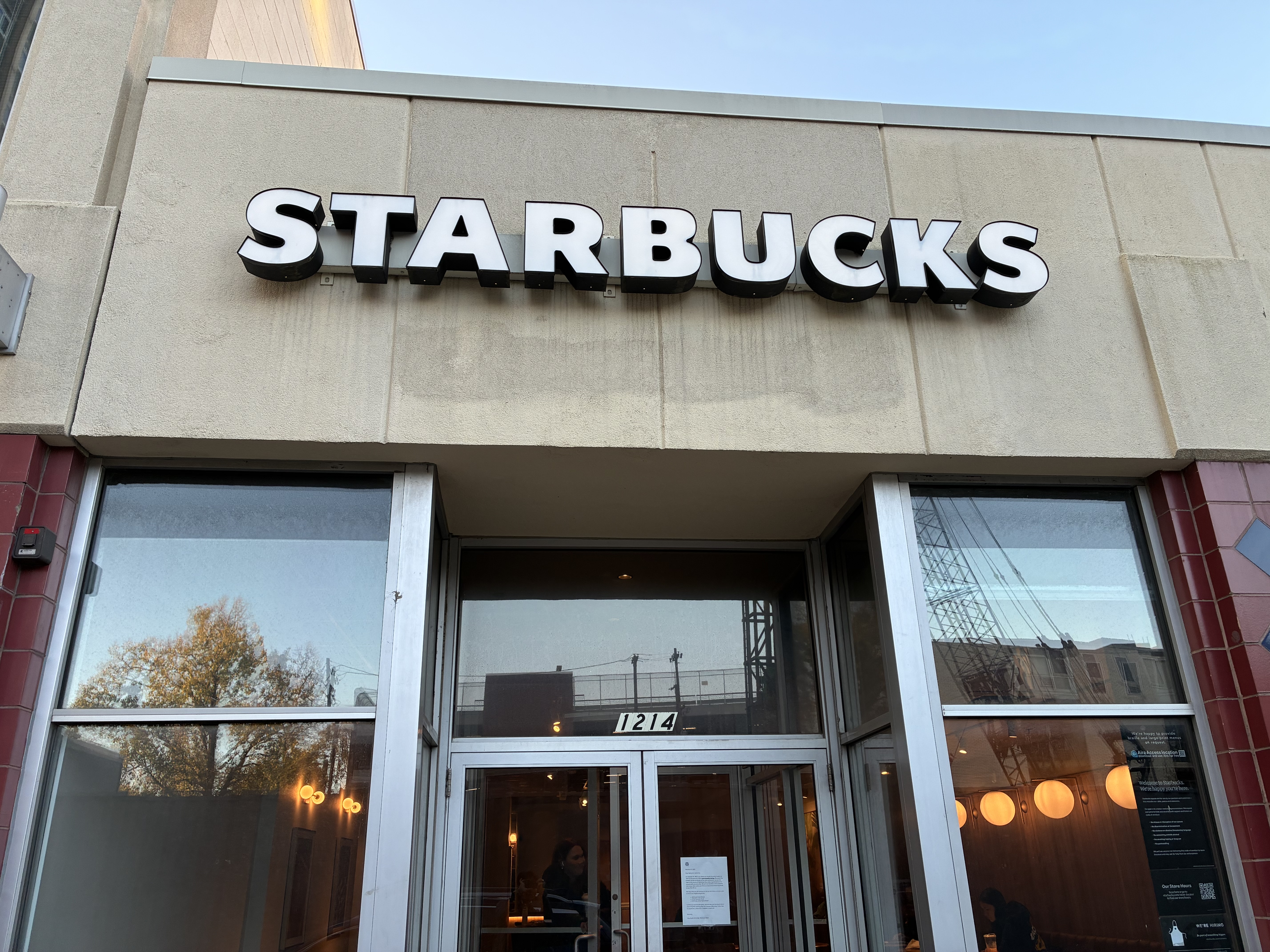 Cửa hàng Starbucks trên đường South University Avenue ở Ann Arbor sẽ đóng cửa, một tòa nhà chung cư cao tầng sẽ thay thế vị trí đó - mlive.com