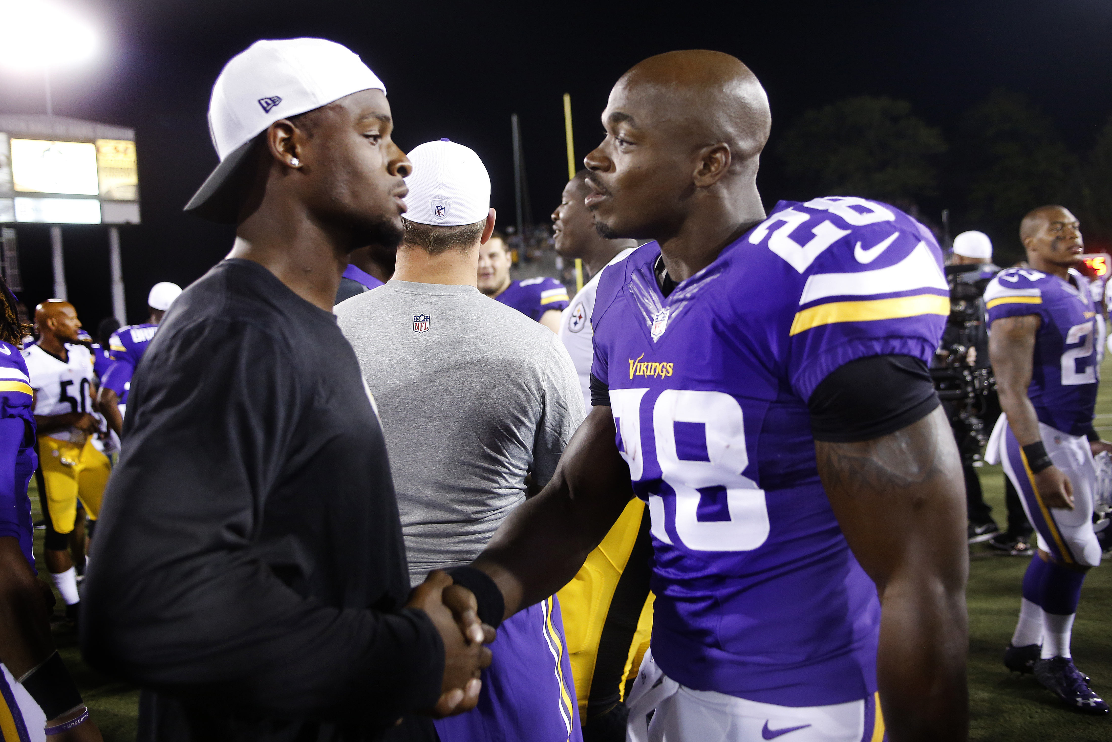 Report: Adrian Peterson and Le'Veon Bell in talks over boxing