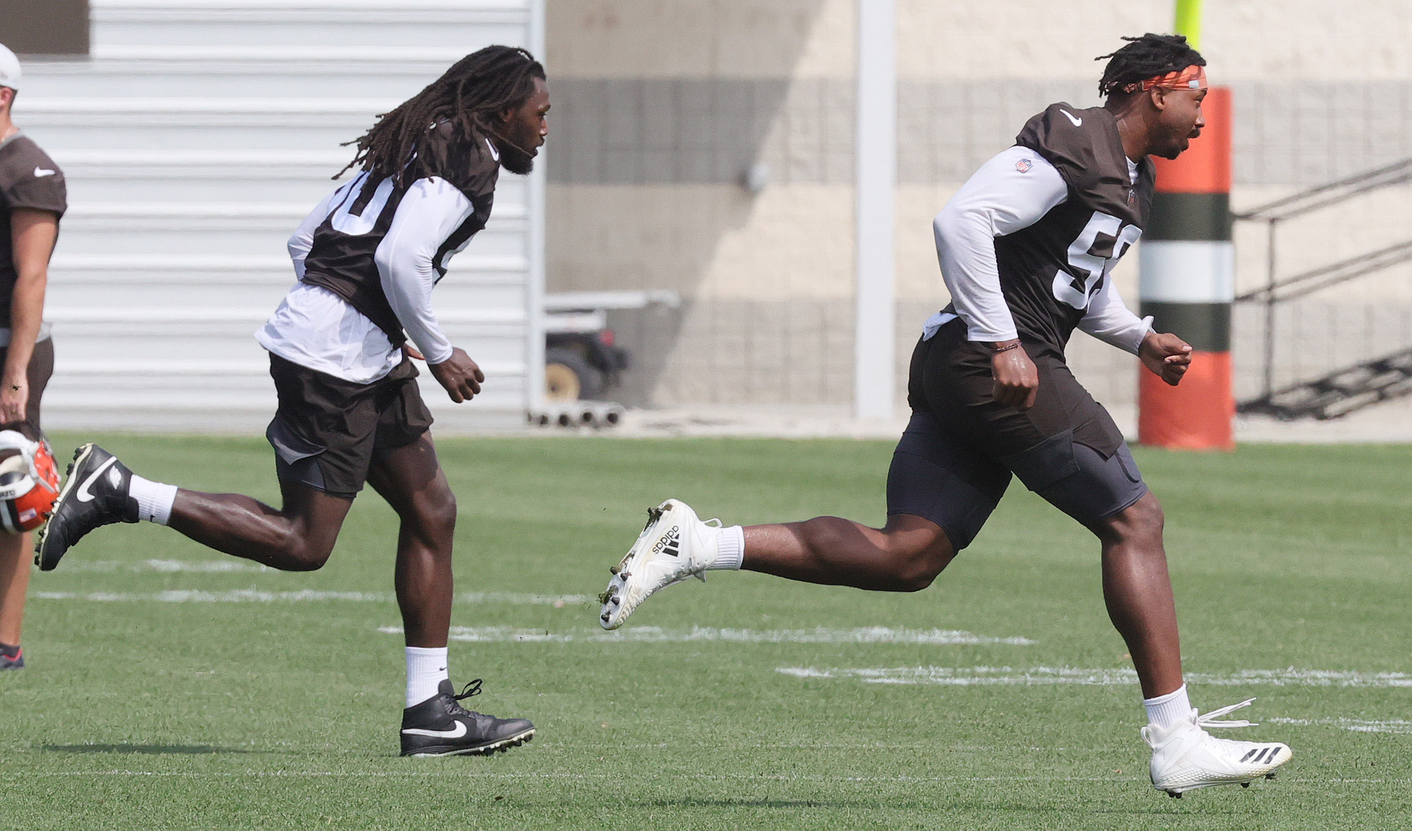 Cleveland Browns defensive end Jadeveon Clowney, 2021-2022