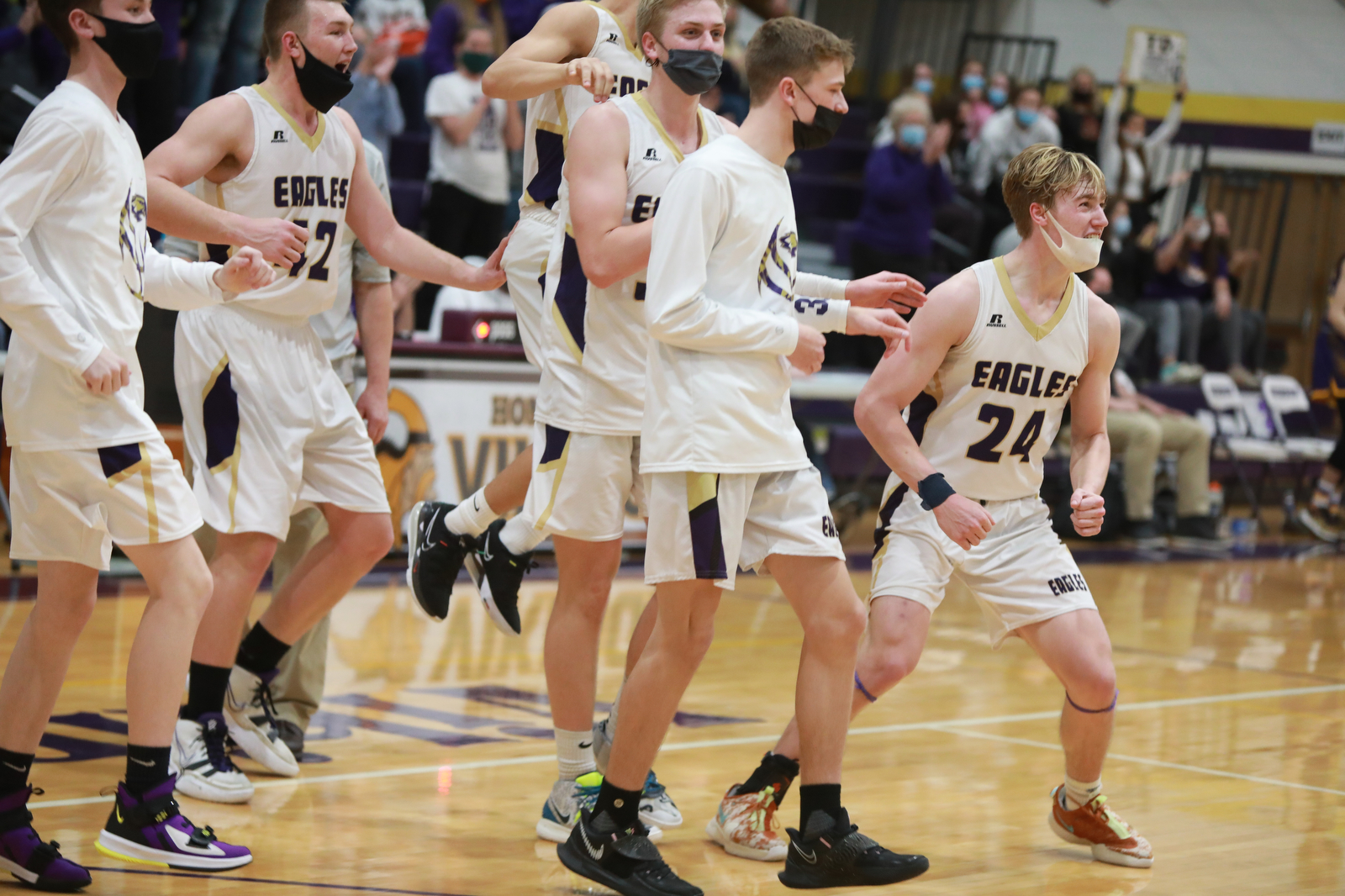 Schoolcraft defeats Kalamazoo Christian to win the division 3 regional