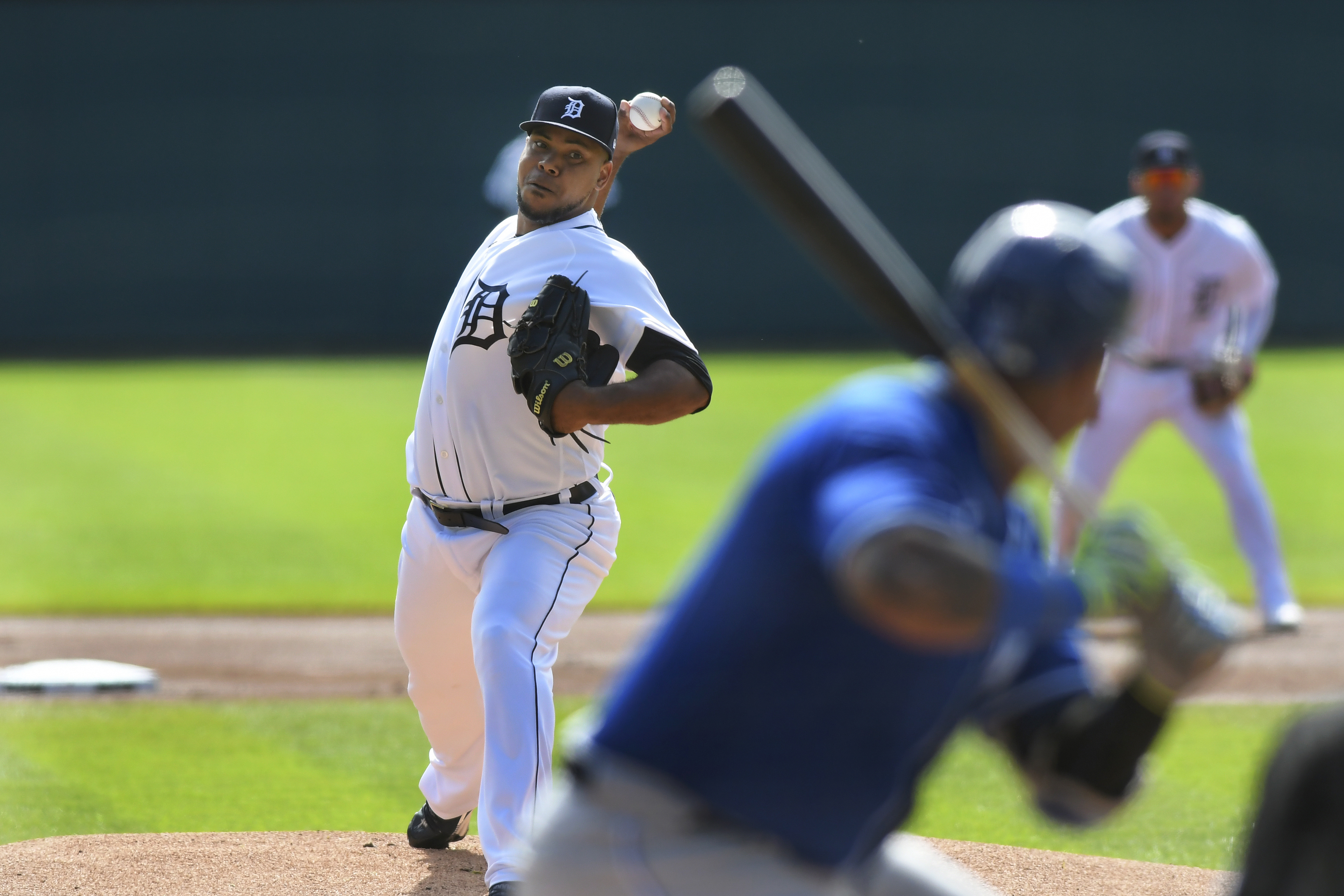 Royals C Salvador Perez used Tigers 1B Miguel Cabrera's bat for