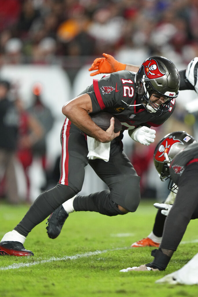 Sam Hubbard, Cincinnati DE, suffers left calf injury against Tampa Bay