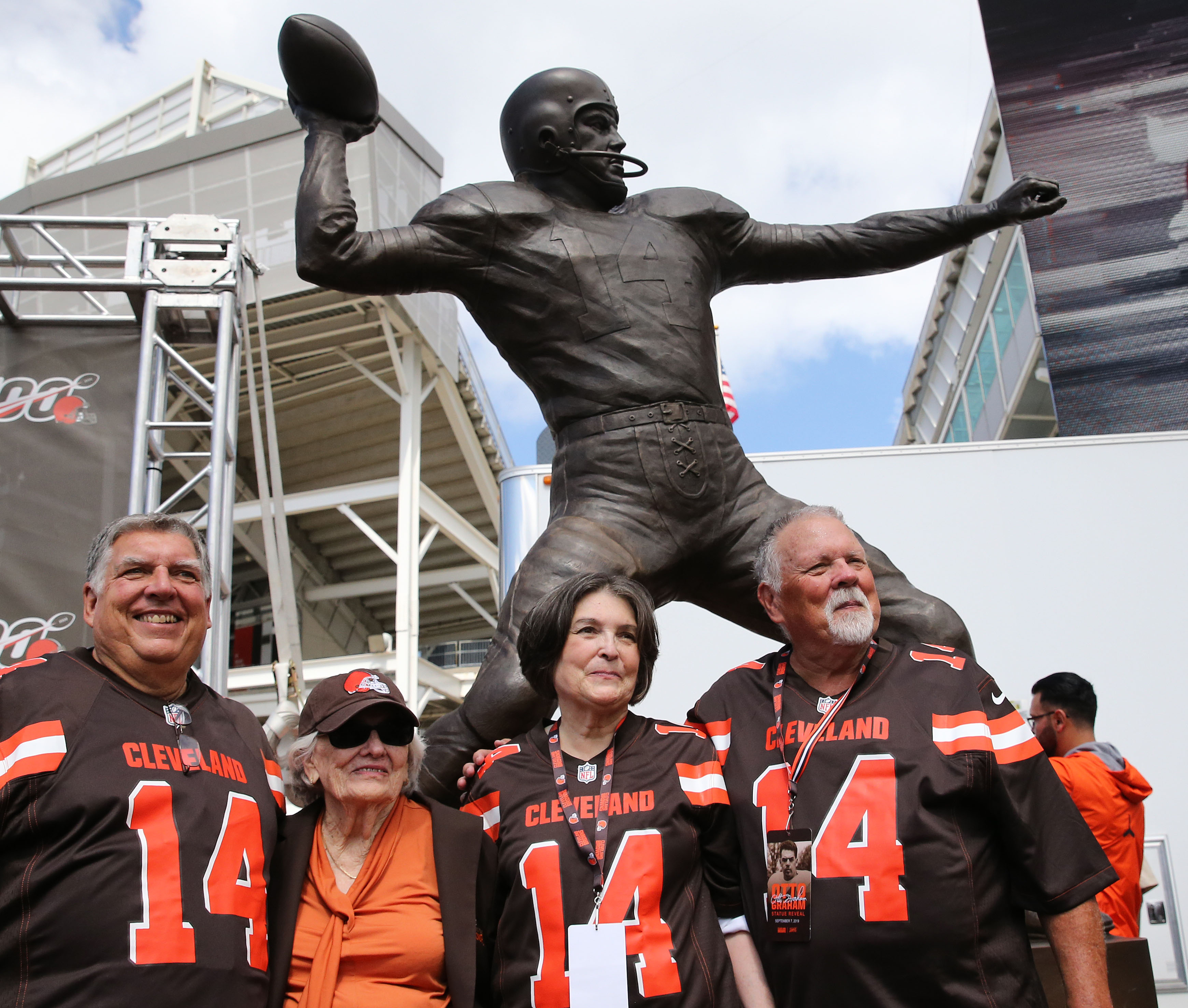 Browns unveil statue of Hall of Fame QB Otto Graham 