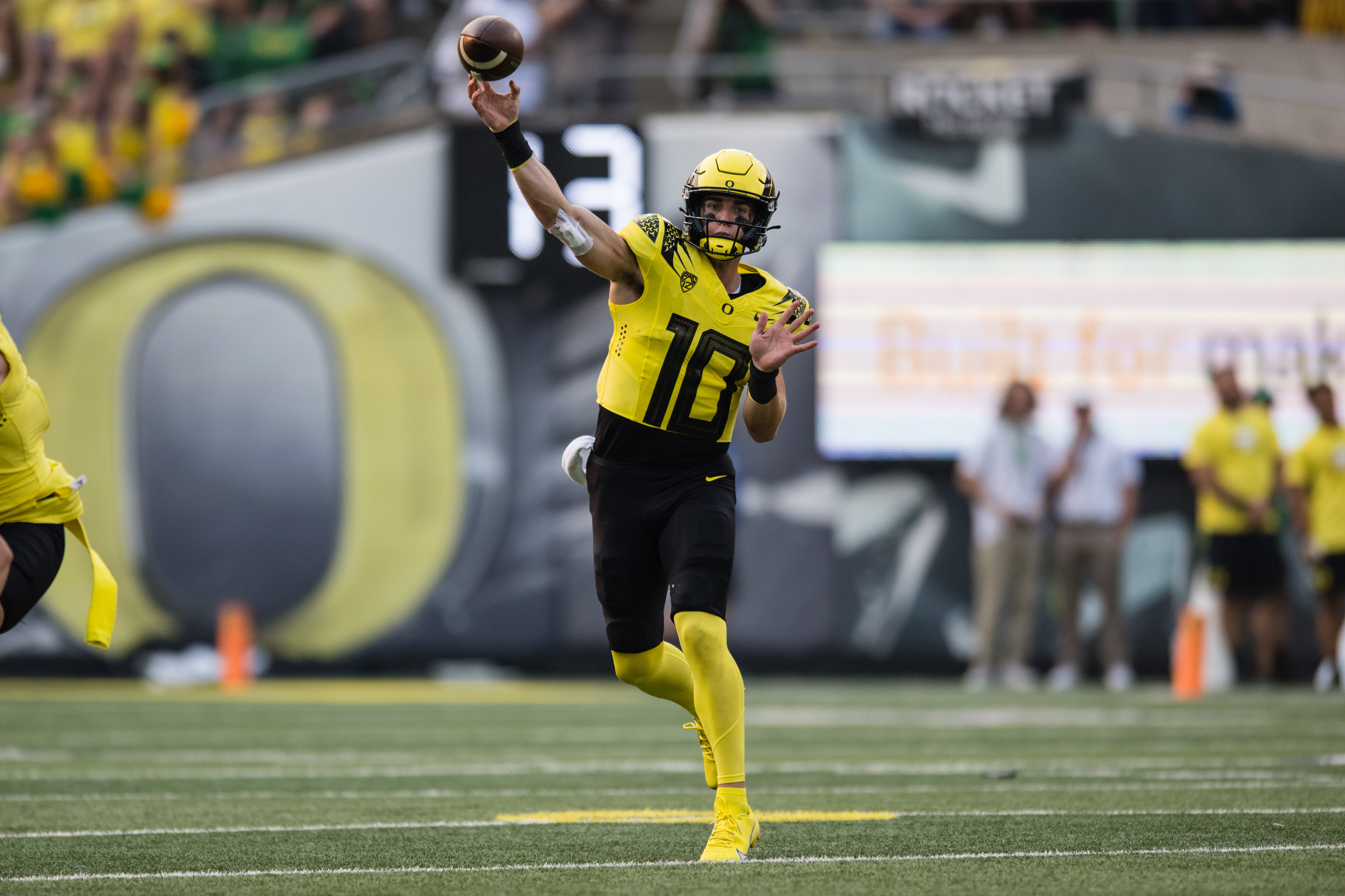 Bo Nix returning to Ducks to complete unfinished business in 2023