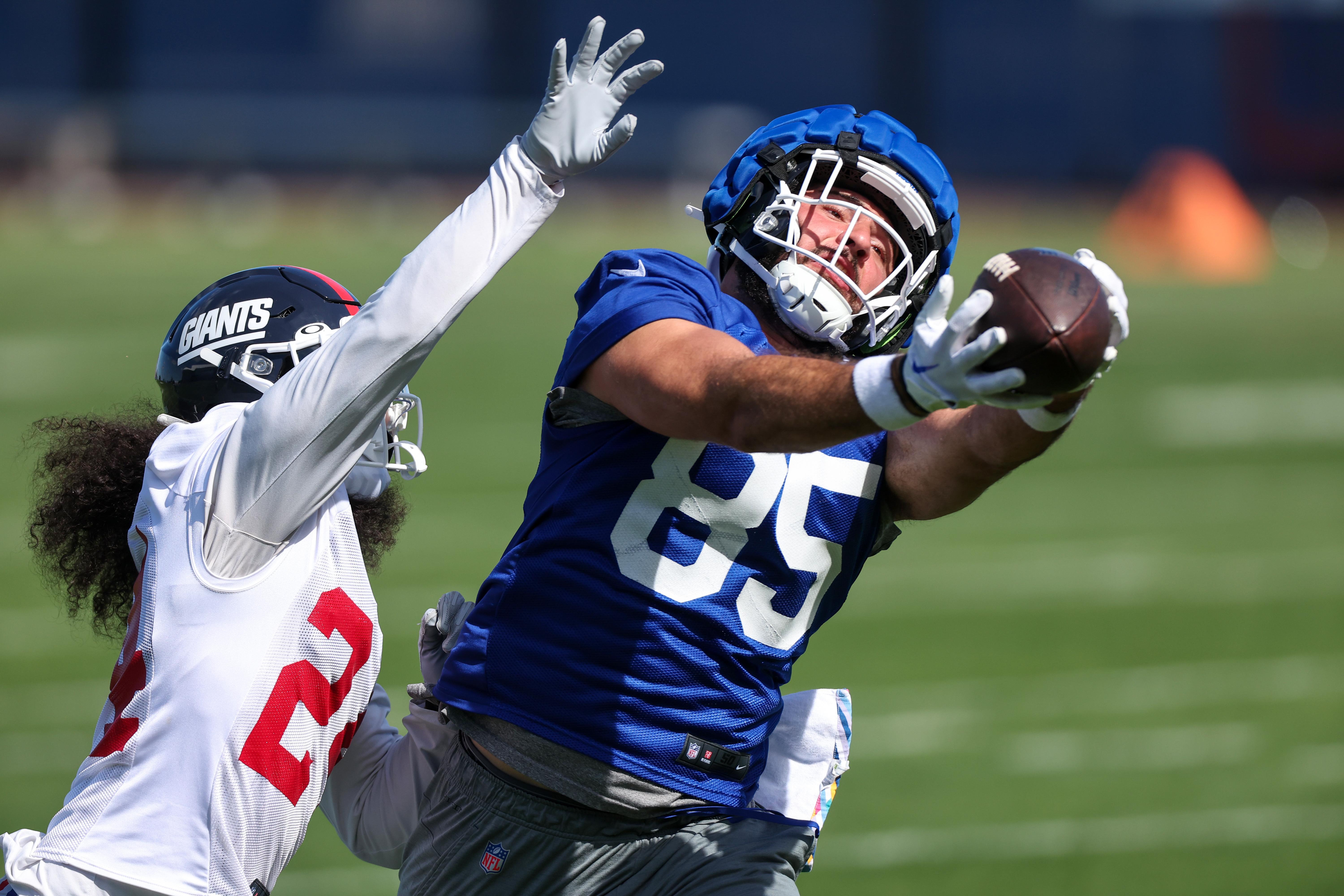 New York Giants' Leonard Williams (99) warms up before an NFL football game  against the San Francisco 49ers in Santa Clara, Calif., Thursday, Sept. 21,  2023. (AP Photo/Jed Jacobsohn Stock Photo - Alamy