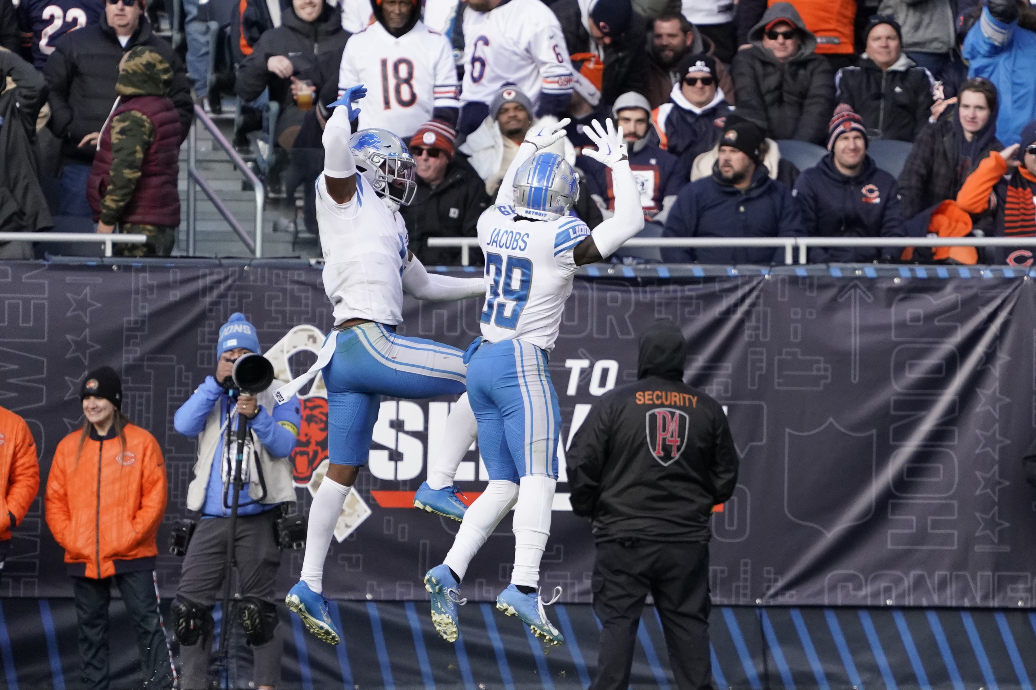 Chicago Bears tight end Ryan Griffin (84) celebrates after making