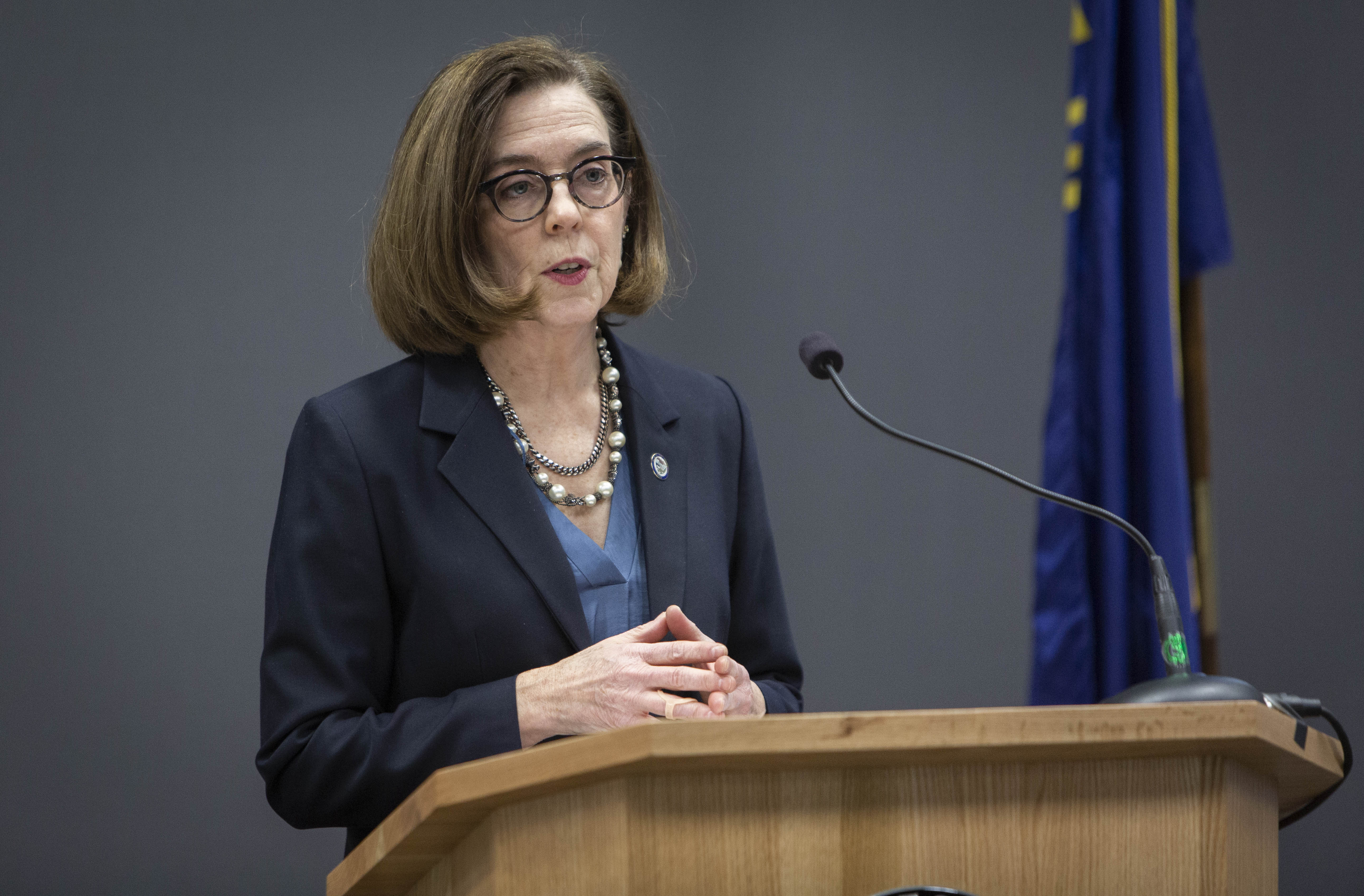 Kate brown. Кейт Браун Орегон. Kate Brown Oregon Governor. Губернатор штата Орегон Браун. @Kate_Brown 86.