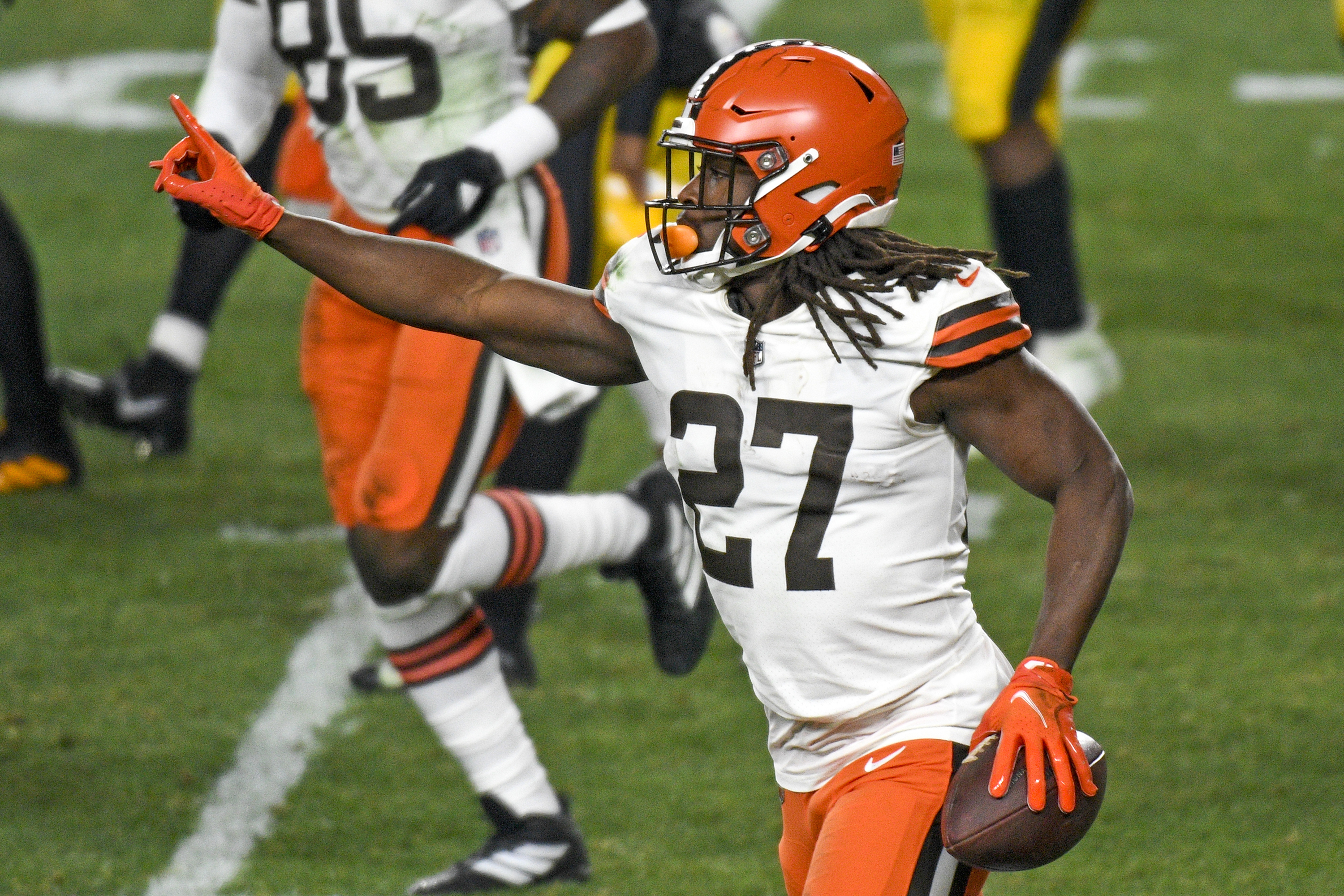 Browns advance to divisional round with 48-37 win over Steelers