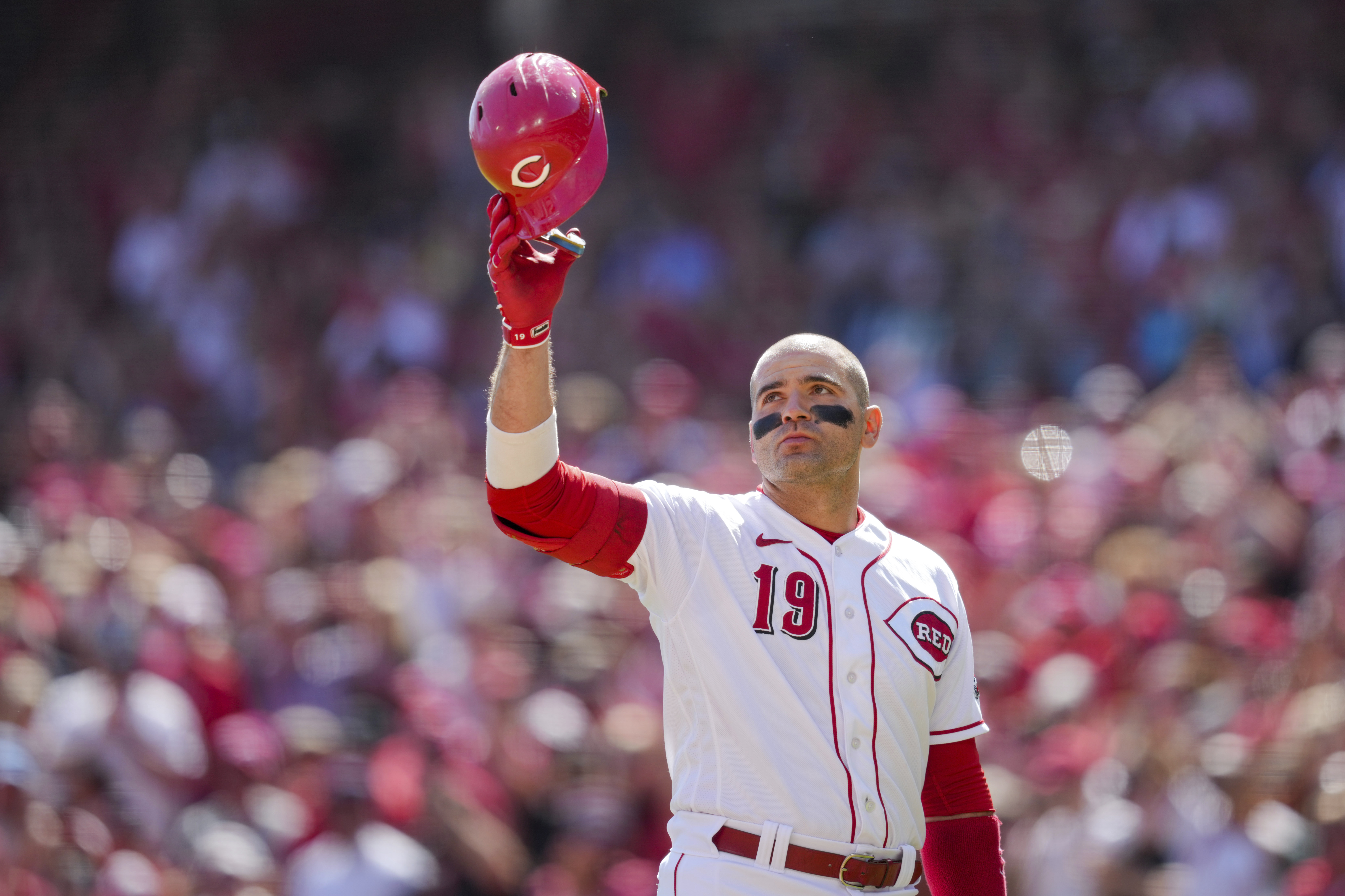 Joey Votto receives standing ovation in potential Cincinnati Reds final  home game (video) 