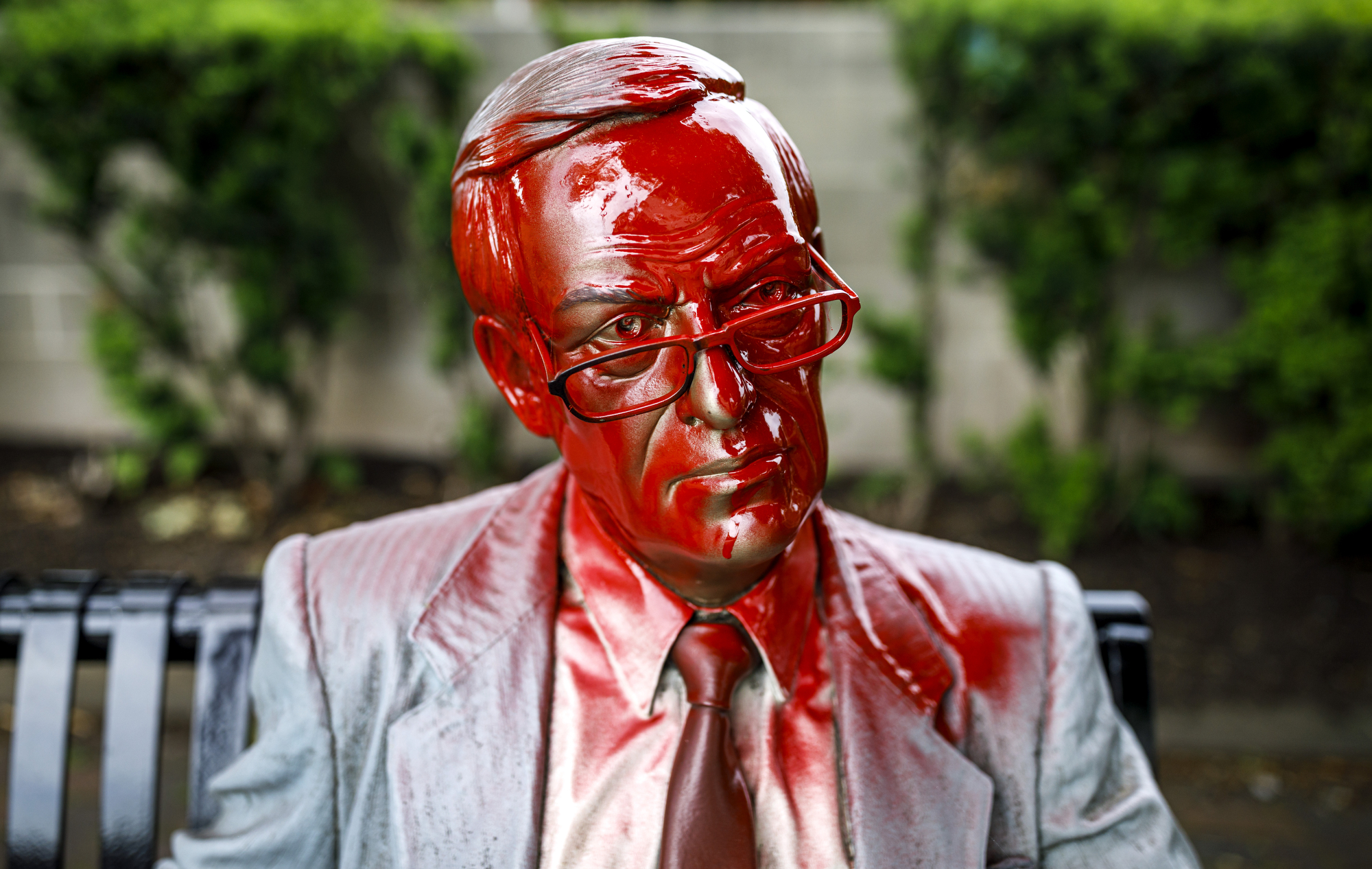 ナバホ族ノーマン・ルイス作 ネイティブアメリカン彫刻　レッドアラバスター製 Harrisburg's iconic statue of man reading newspaper vandalized