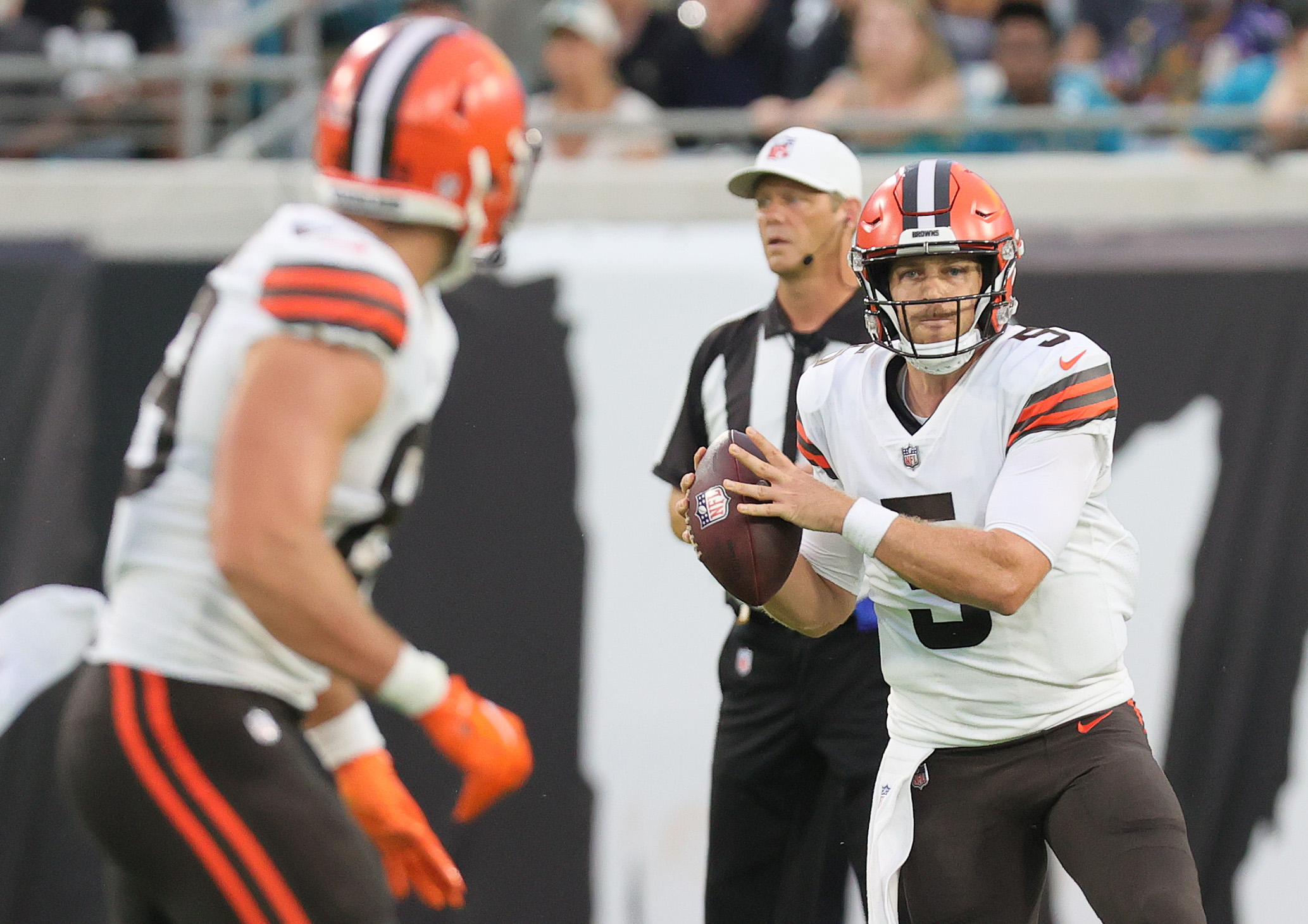 Cleveland Browns tight end Stephen Carlson on the field during the