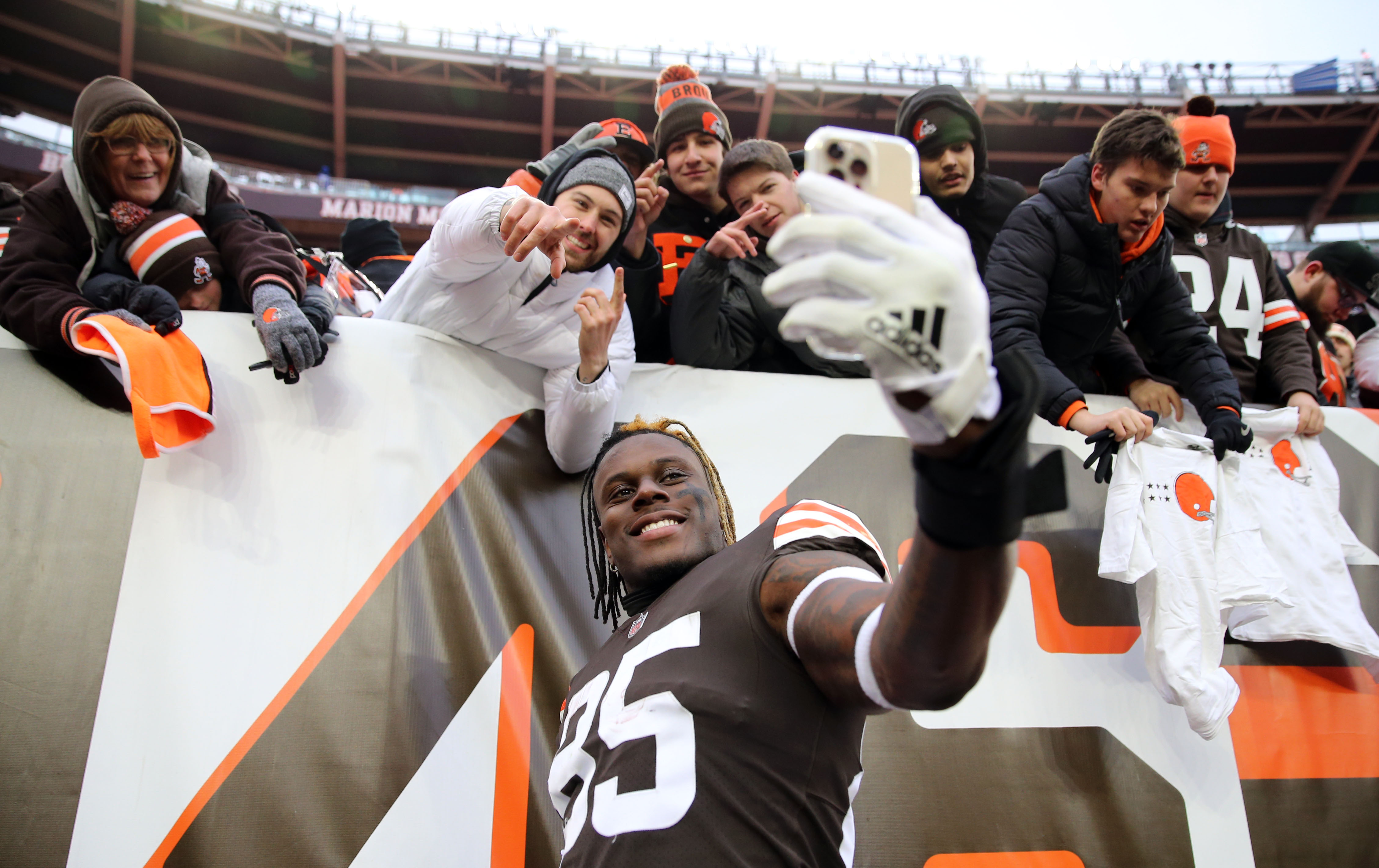 Browns franchise tag tight end David Njoku