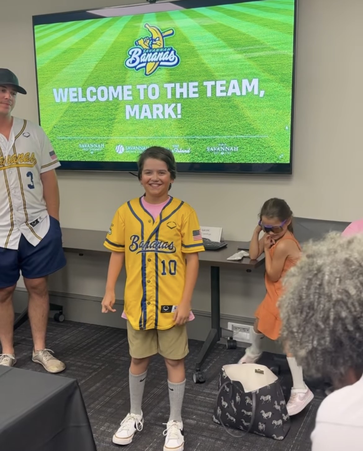 Savannah Bananas Provide Mass A-PEEL For Fans — College Baseball