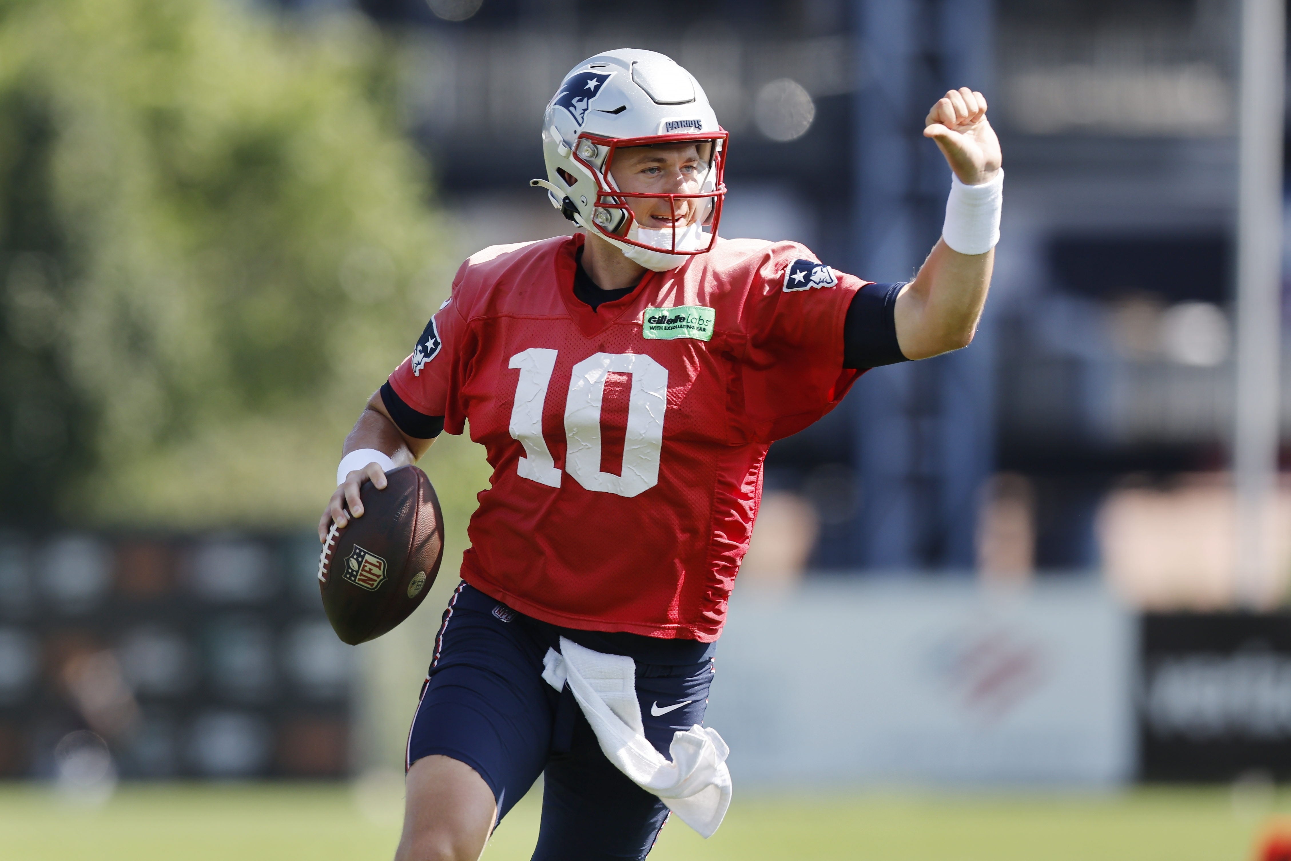 Patriots: The quarterback battle between Jones and Zappe