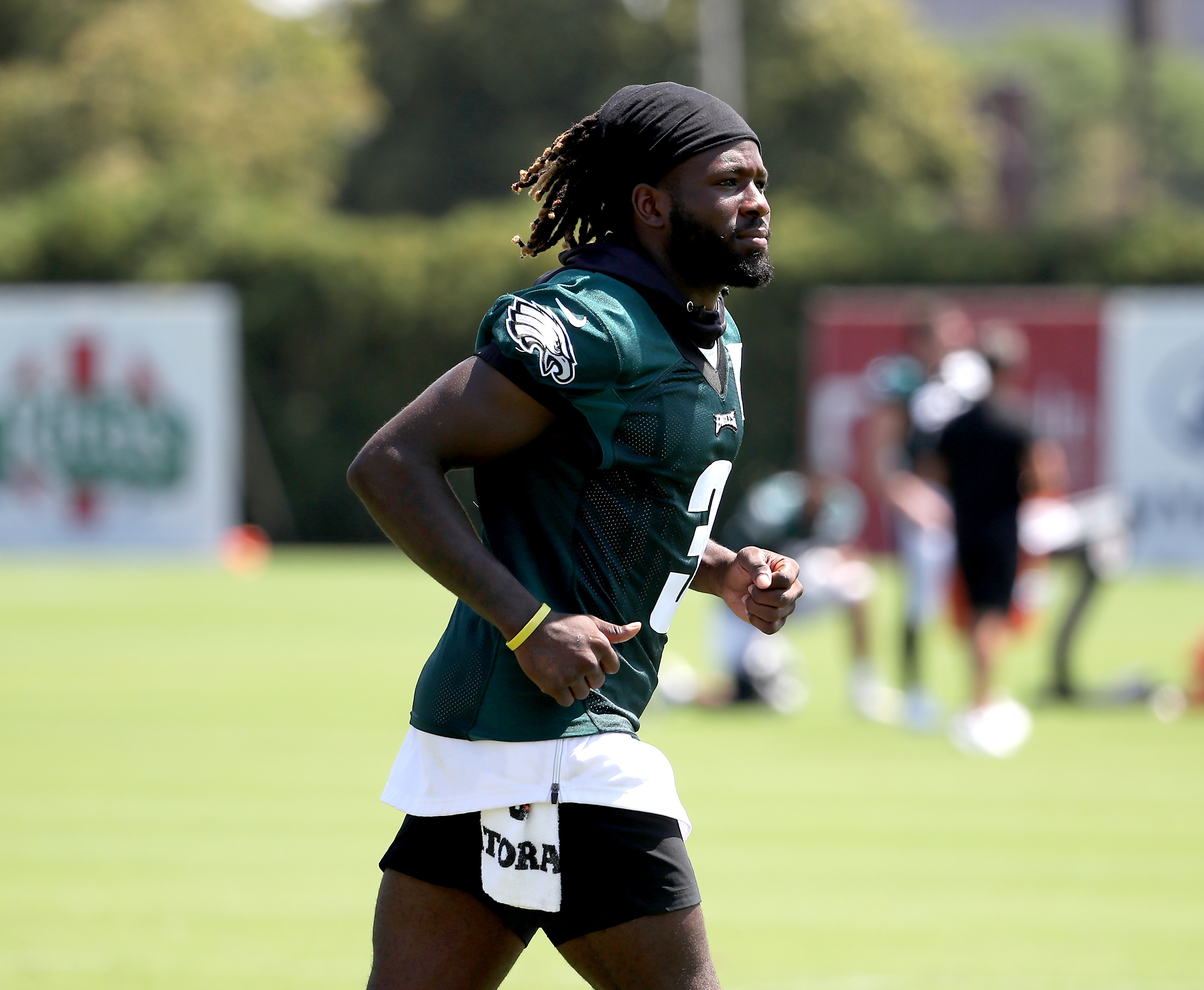 Eagles' Davion Taylor compares himself to pair of standout NFC South  linebackers