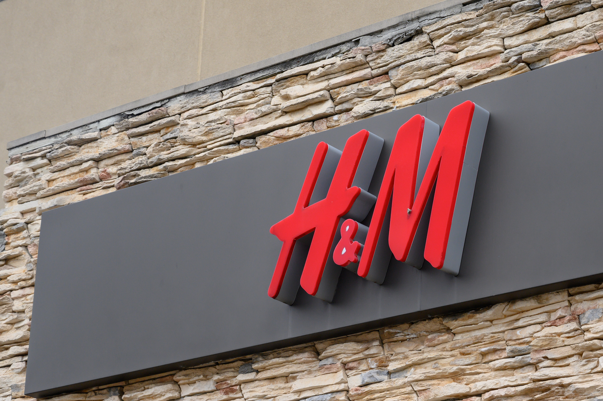 H&M Speeds up Store Closings in 2020, Focuses on Online Shopping