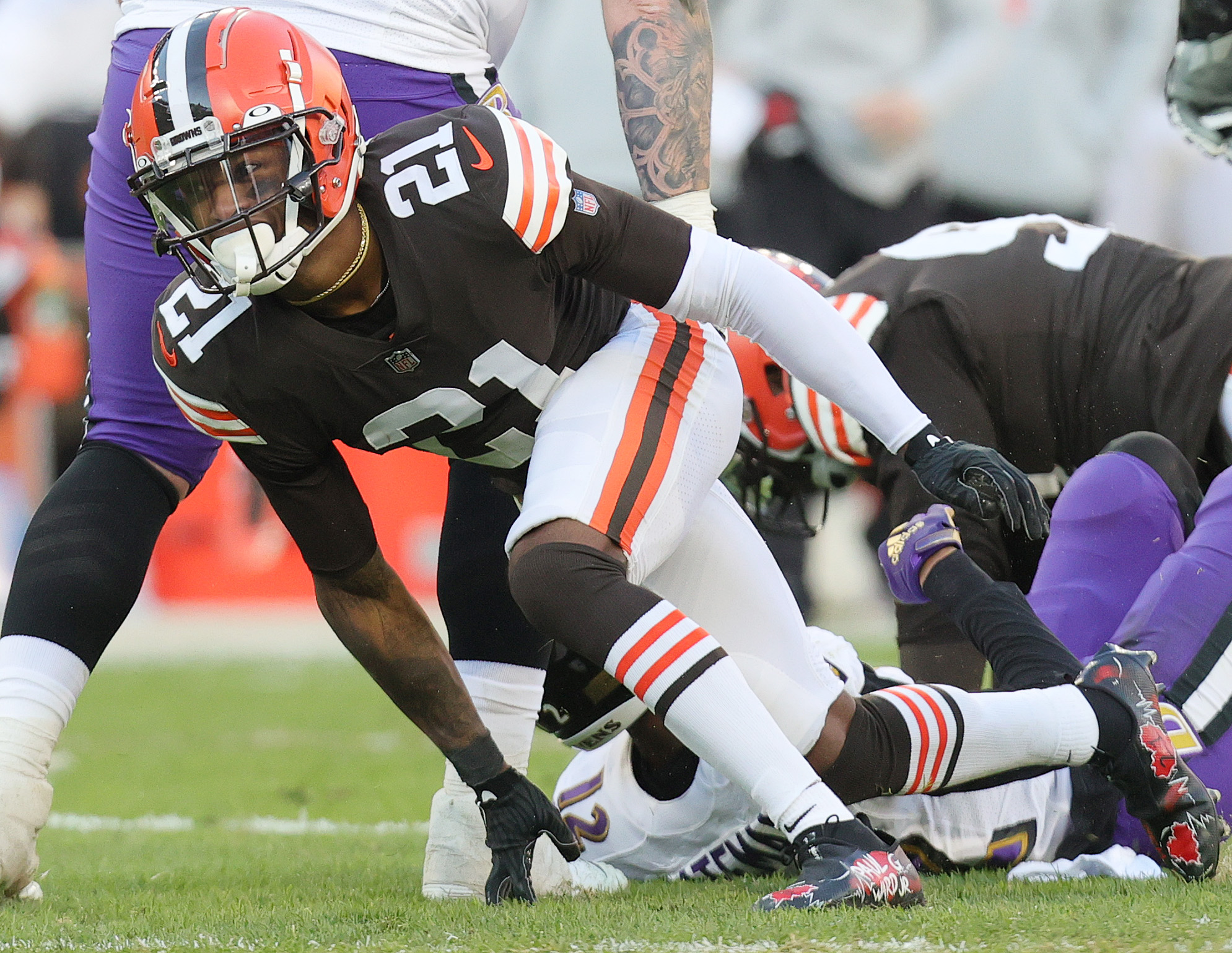 Denzel Ward pitching in