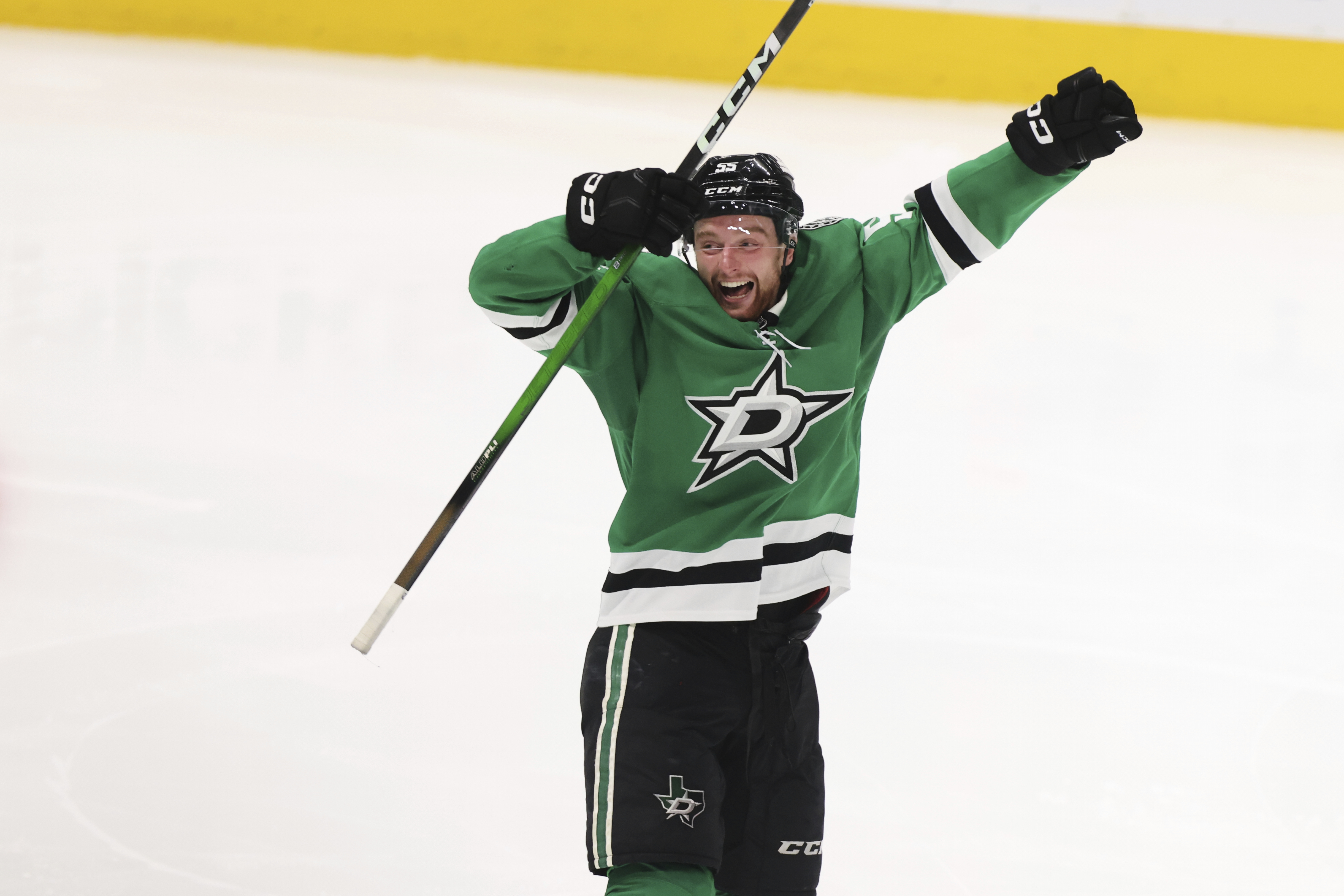 NHL  非売品hockey Central NY native hits $84.6 million jackpot with new NHL pact