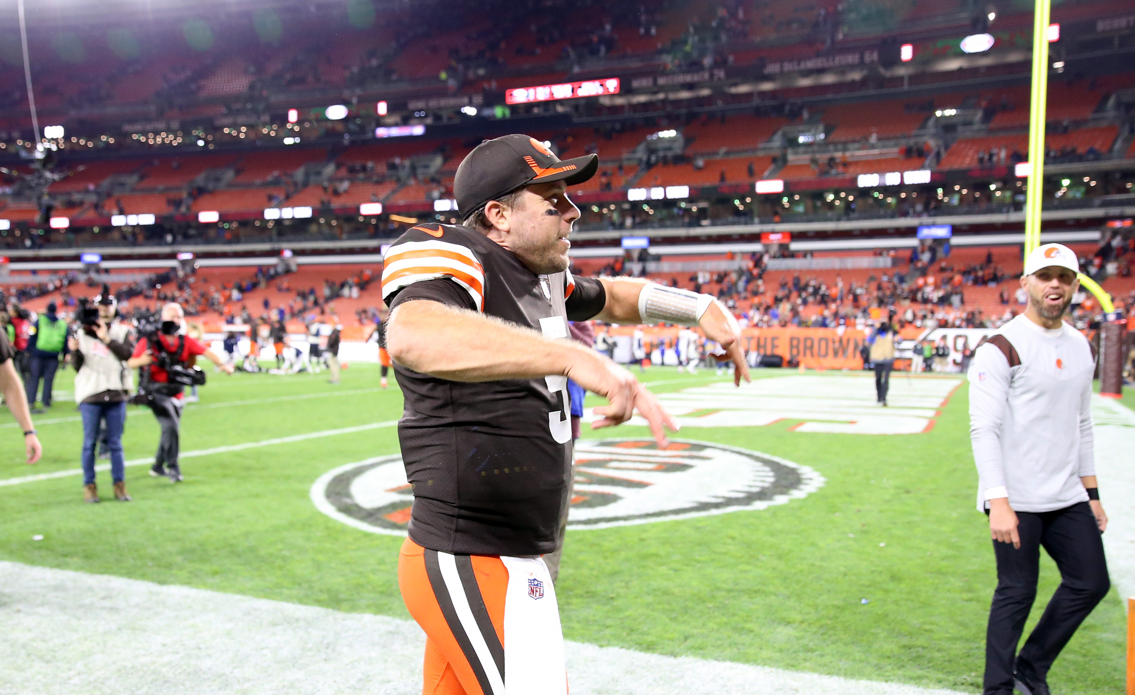 Keenum, 3rd-string back Johnson lead Browns past Broncos