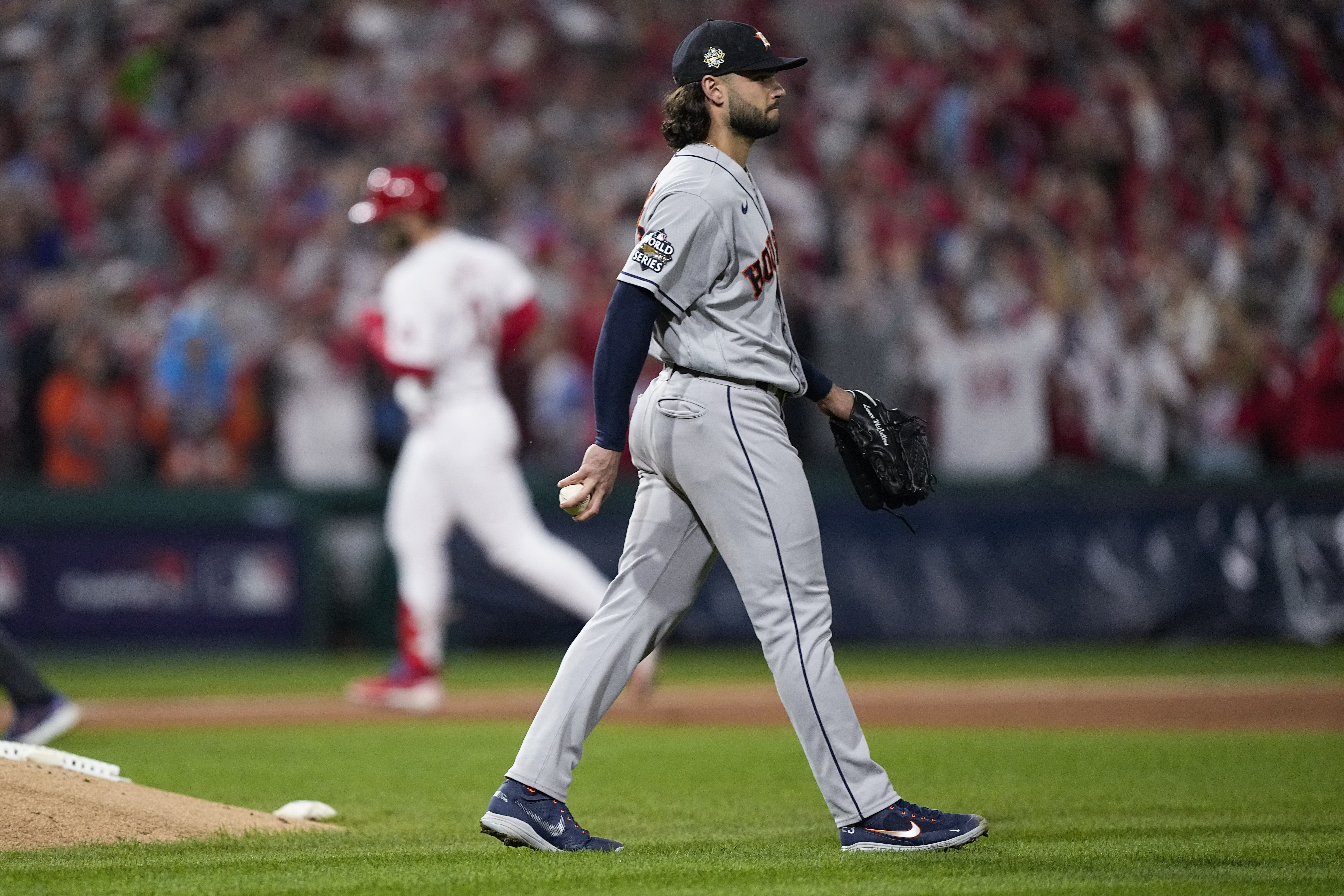 2022 World Series: Phillies blast five home runs in Game 3 to tie record,  beat Astros, 7-0, to take 2-1 lead 