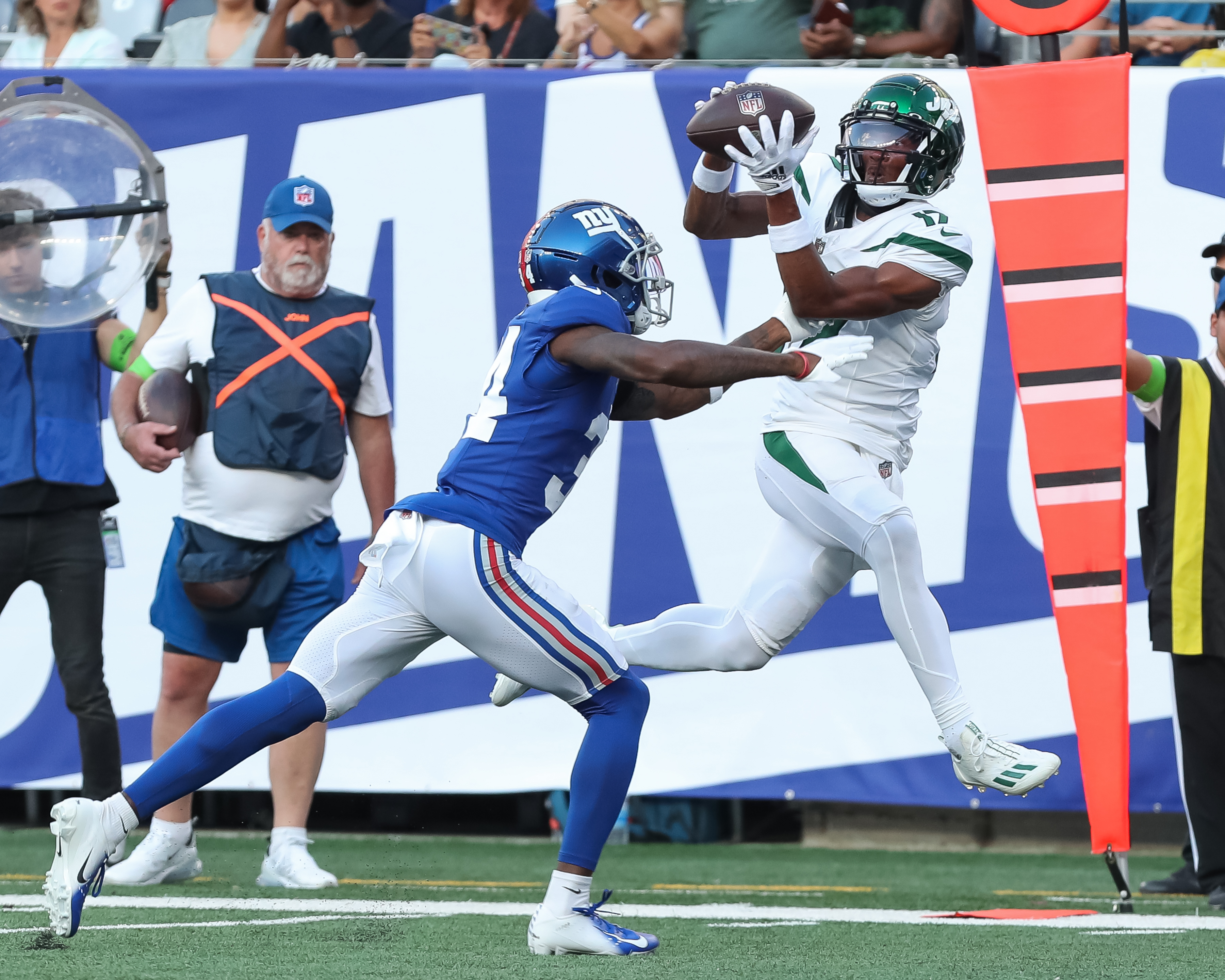 Aaron Rodgers throws a TD pass in his brief preseason debut as Jets beat  Giants 32-24