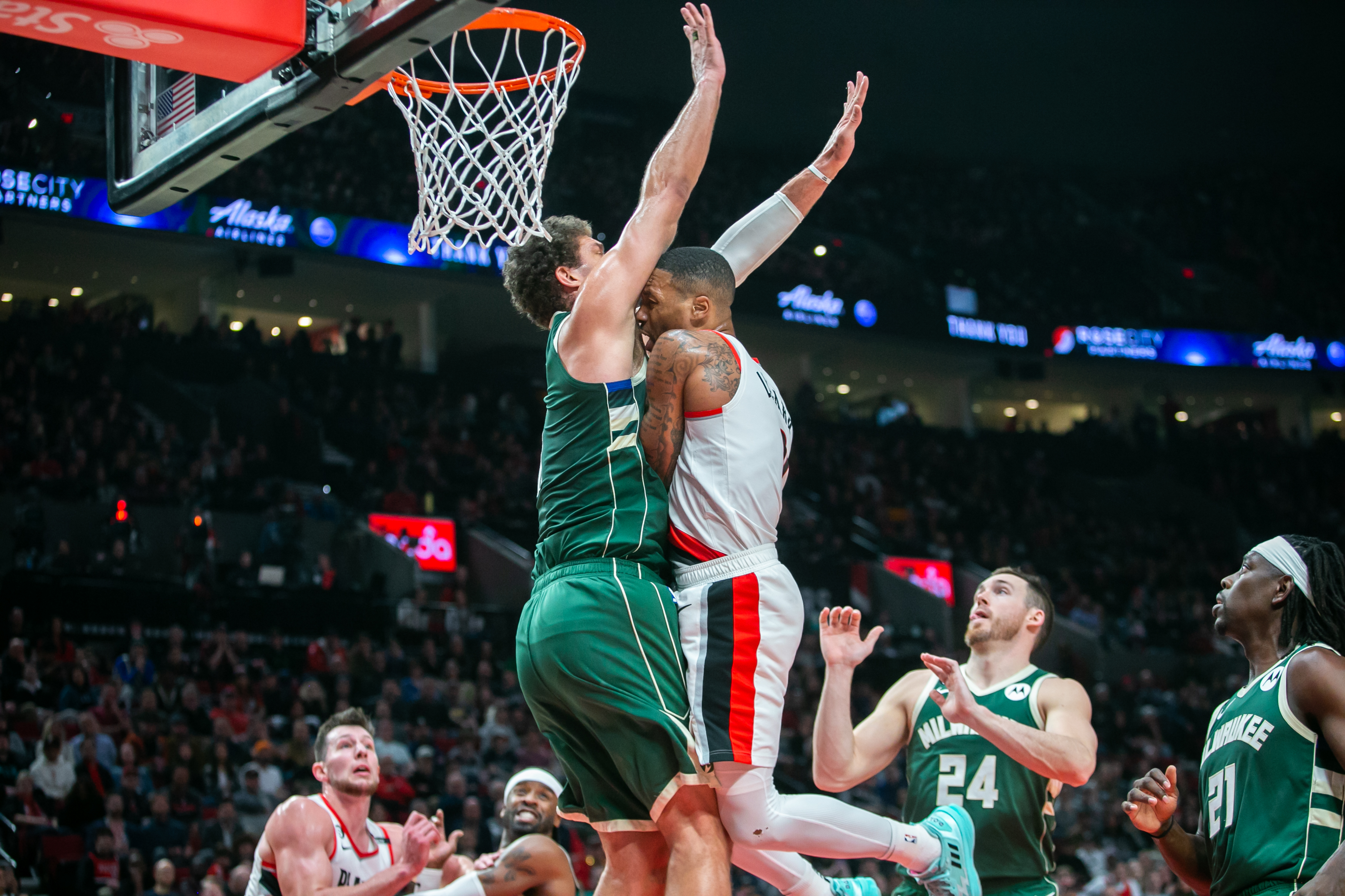 Milwaukee Bucks' size and skill overwhelm Trail Blazers: At the