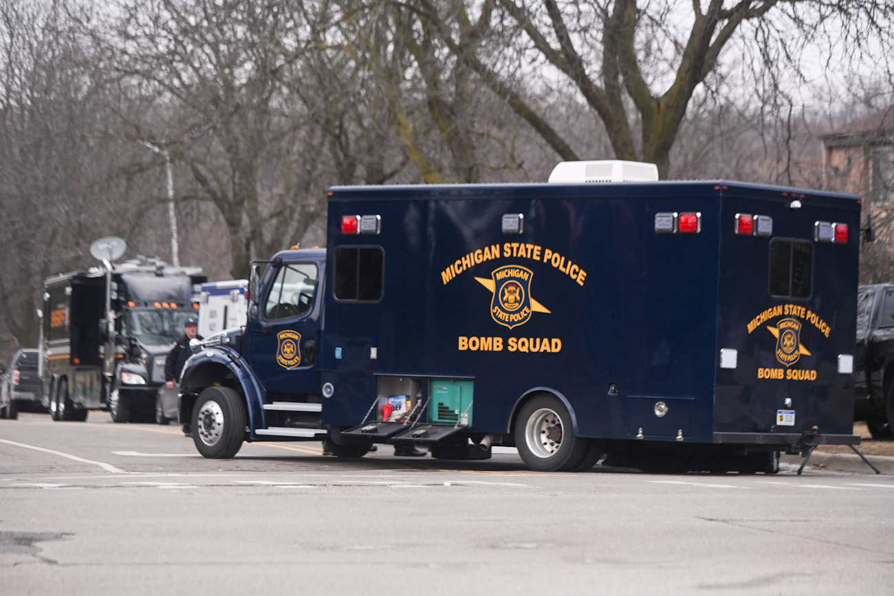 Police respond to barricaded gunman near Glencoe Hills Apartments