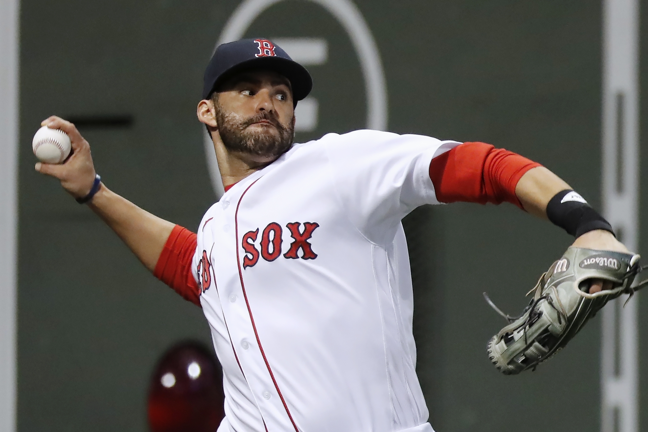 J.D. Martinez leaning toward staying with Boston Red Sox, not