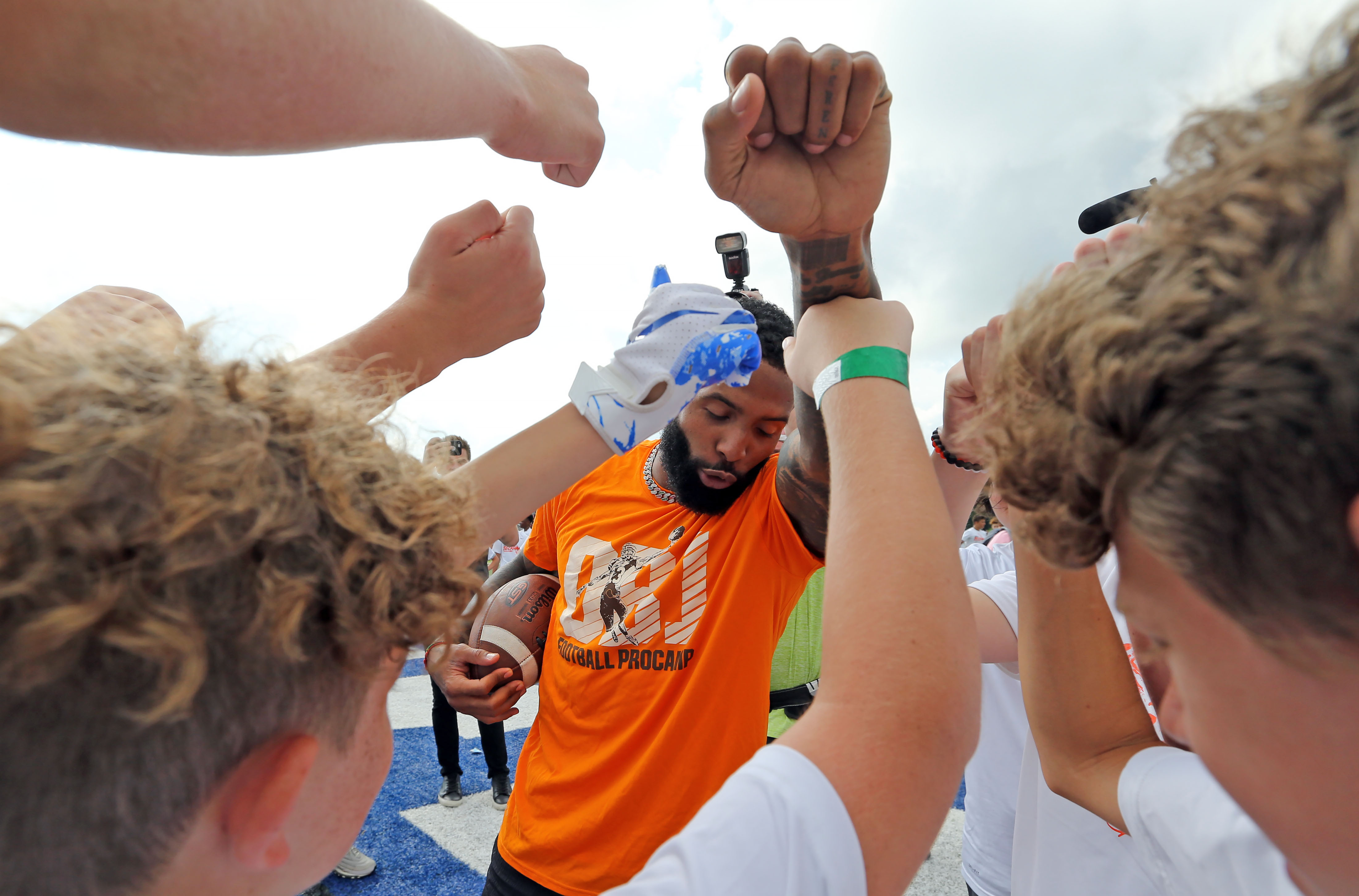 Watch Odell Beckham Jr. run drills with the kids at his youth football