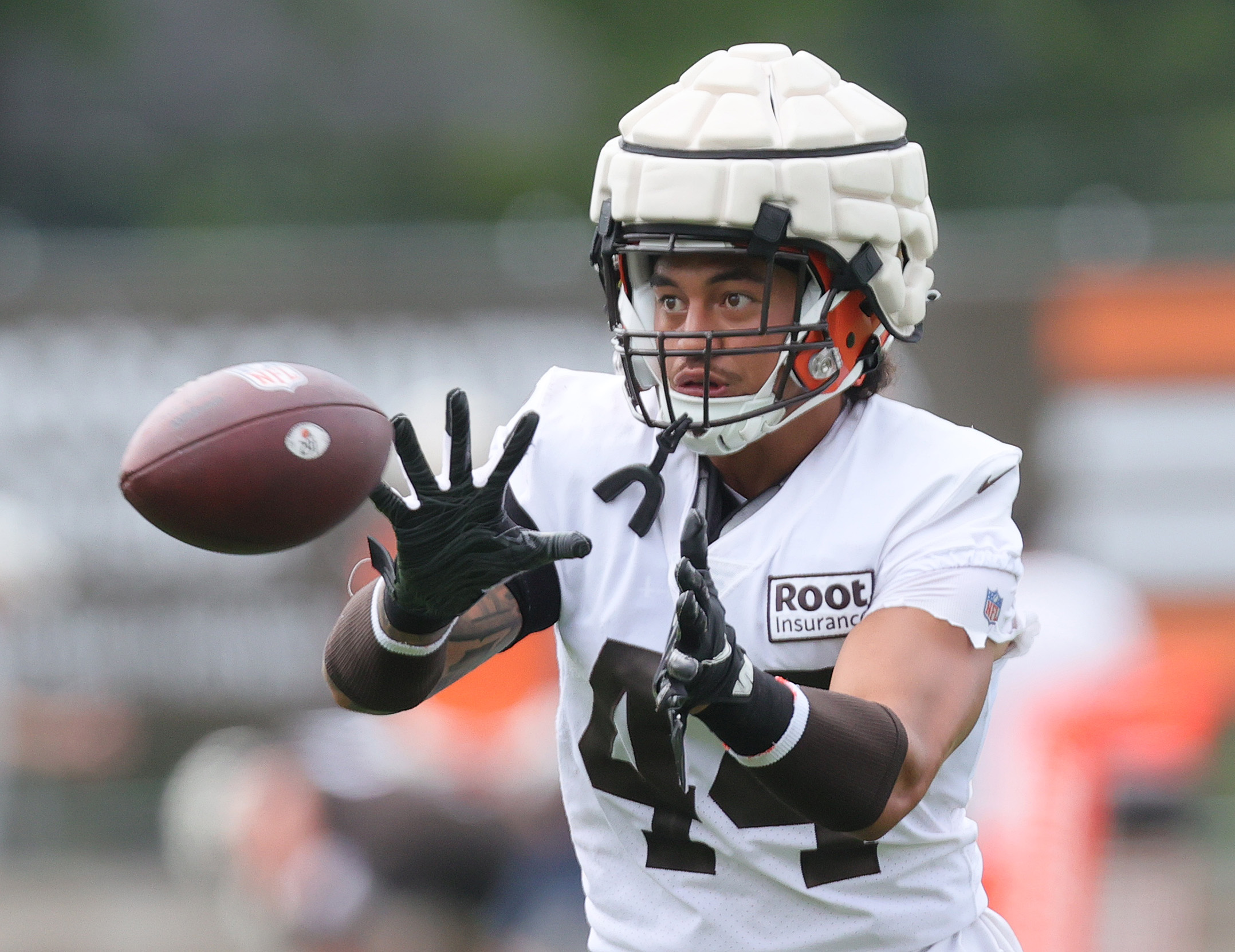 Cleveland Browns linebacker Sione Takitaki participates in drills