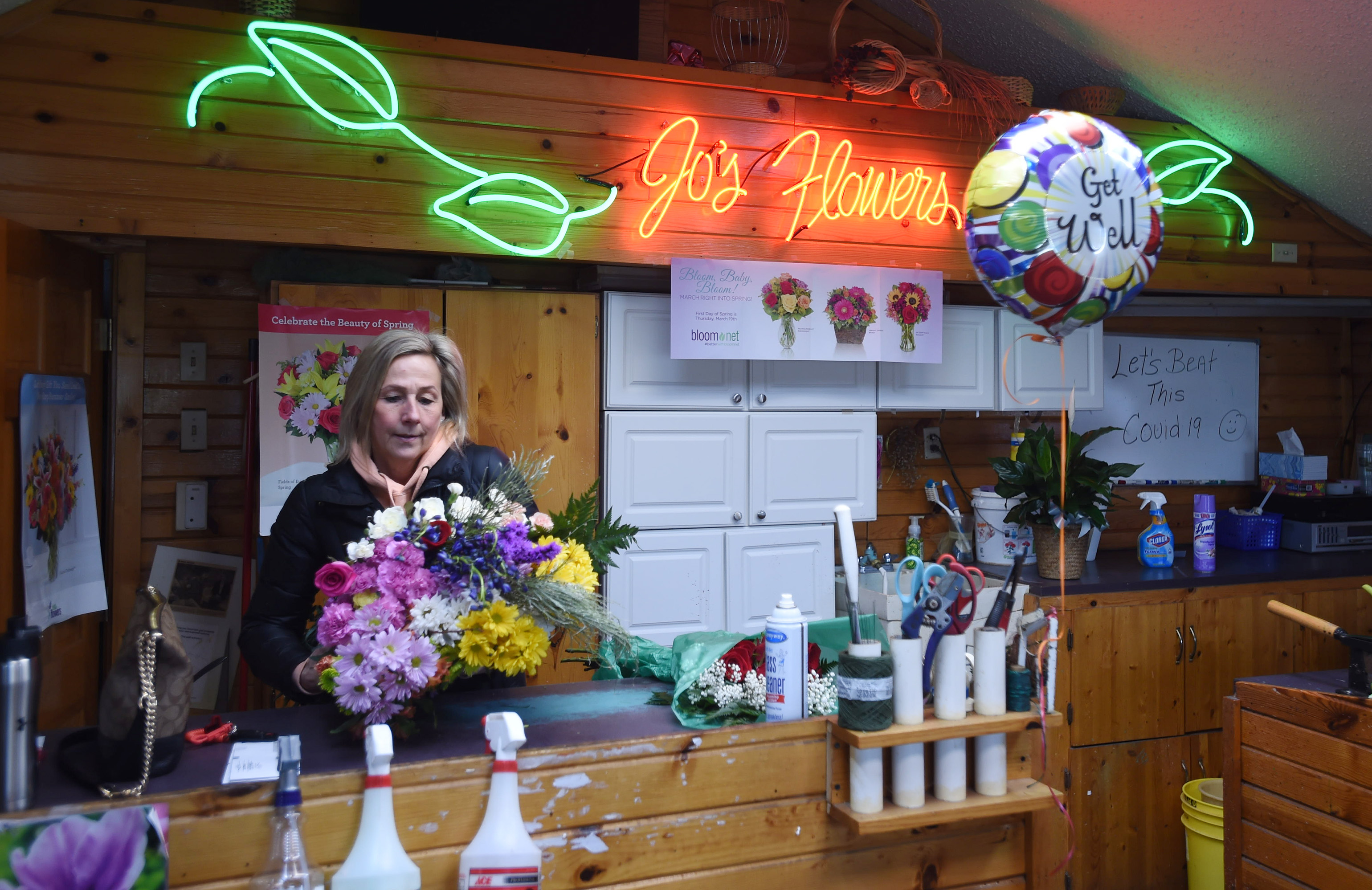 Jackson florist donates flowers to care home