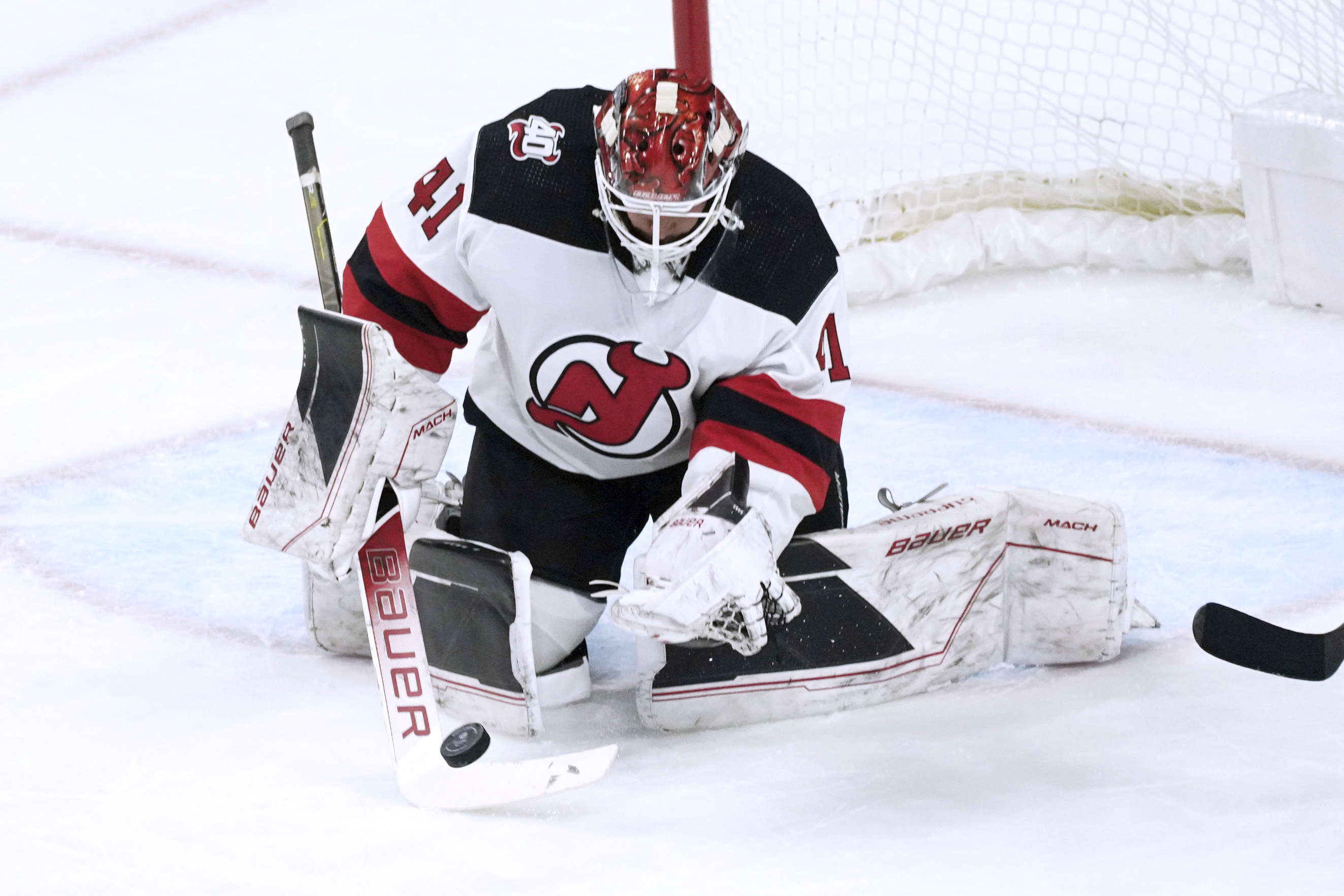 Brodeur sets NHL record for career victories as Devils edge Blackhawks