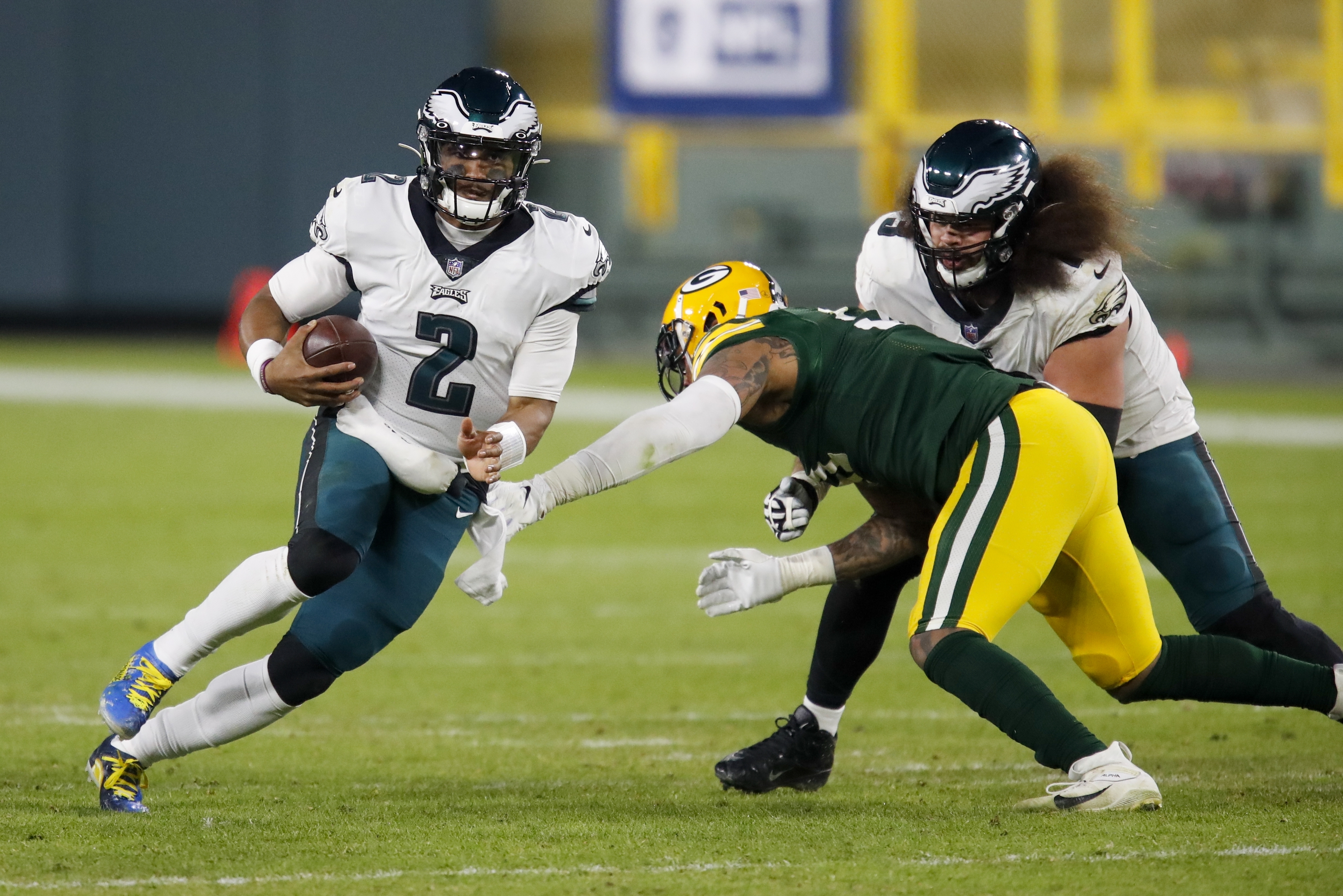 Philadelphia Eagles injury update: LB Davion Taylor out with knee injury at  Packers 