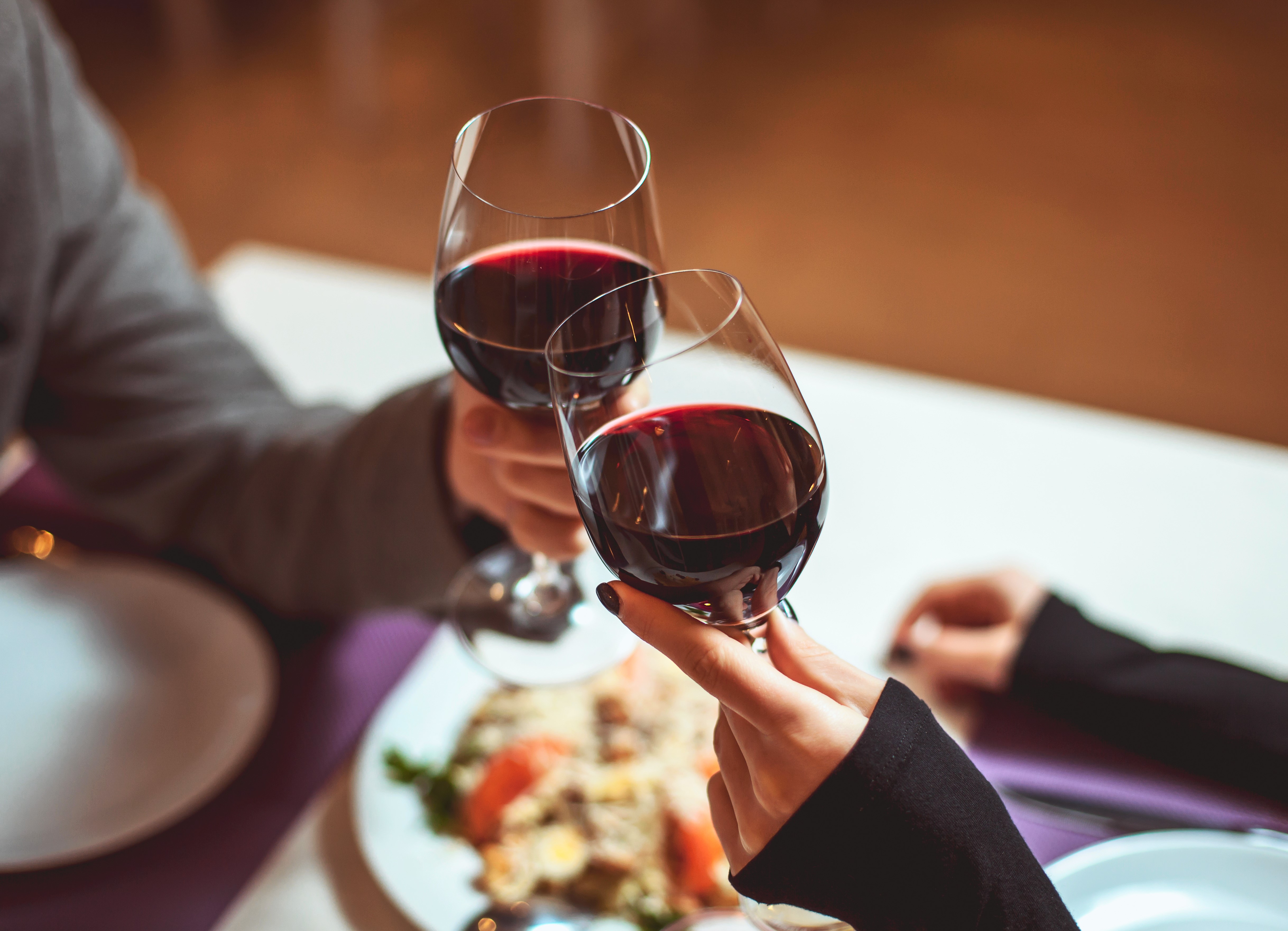 Бокал вина и выходной. Романтический ужин с вином. Бокал с вином. Вино в ресторане. Ужин с вином в ресторане.