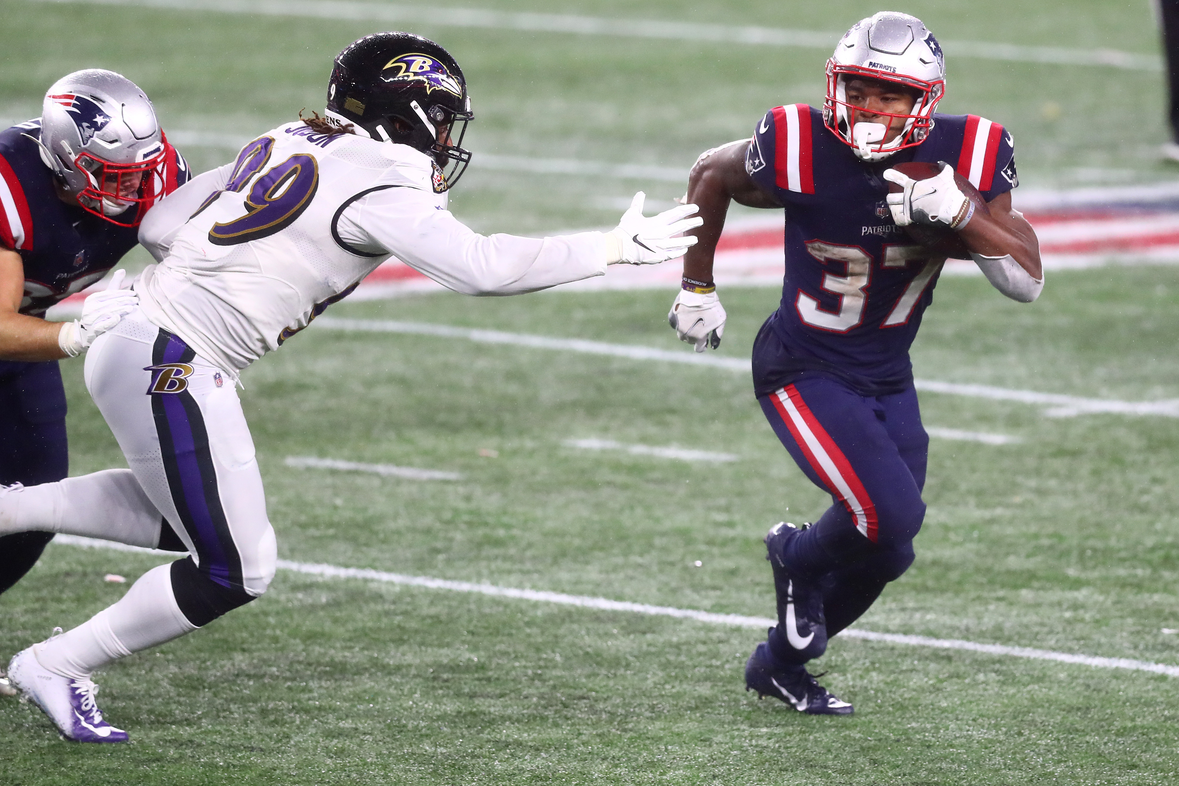 Damien Harris leads Patriots' grinding 23-17 win over Ravens in