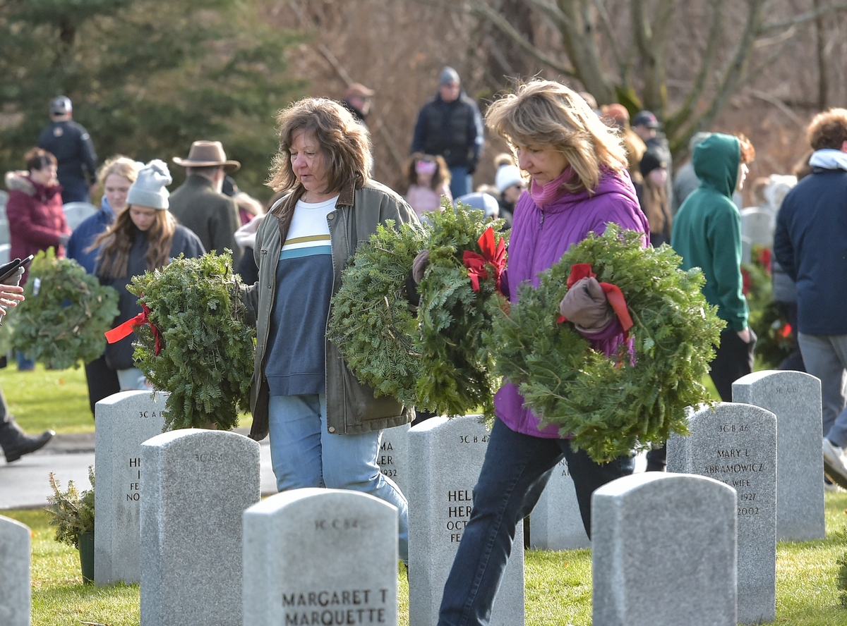 Wreaths across America at the Massachusetts Veterans Memorial Cemetery ...