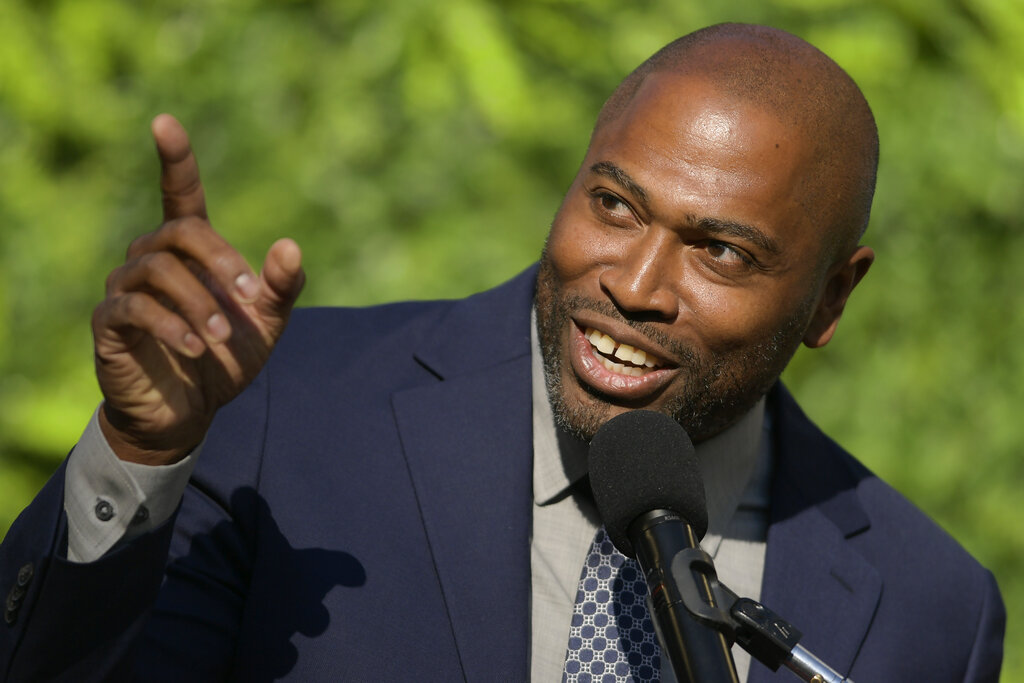 Shaun Alexander to be inducted into Seahawks Ring of Honor