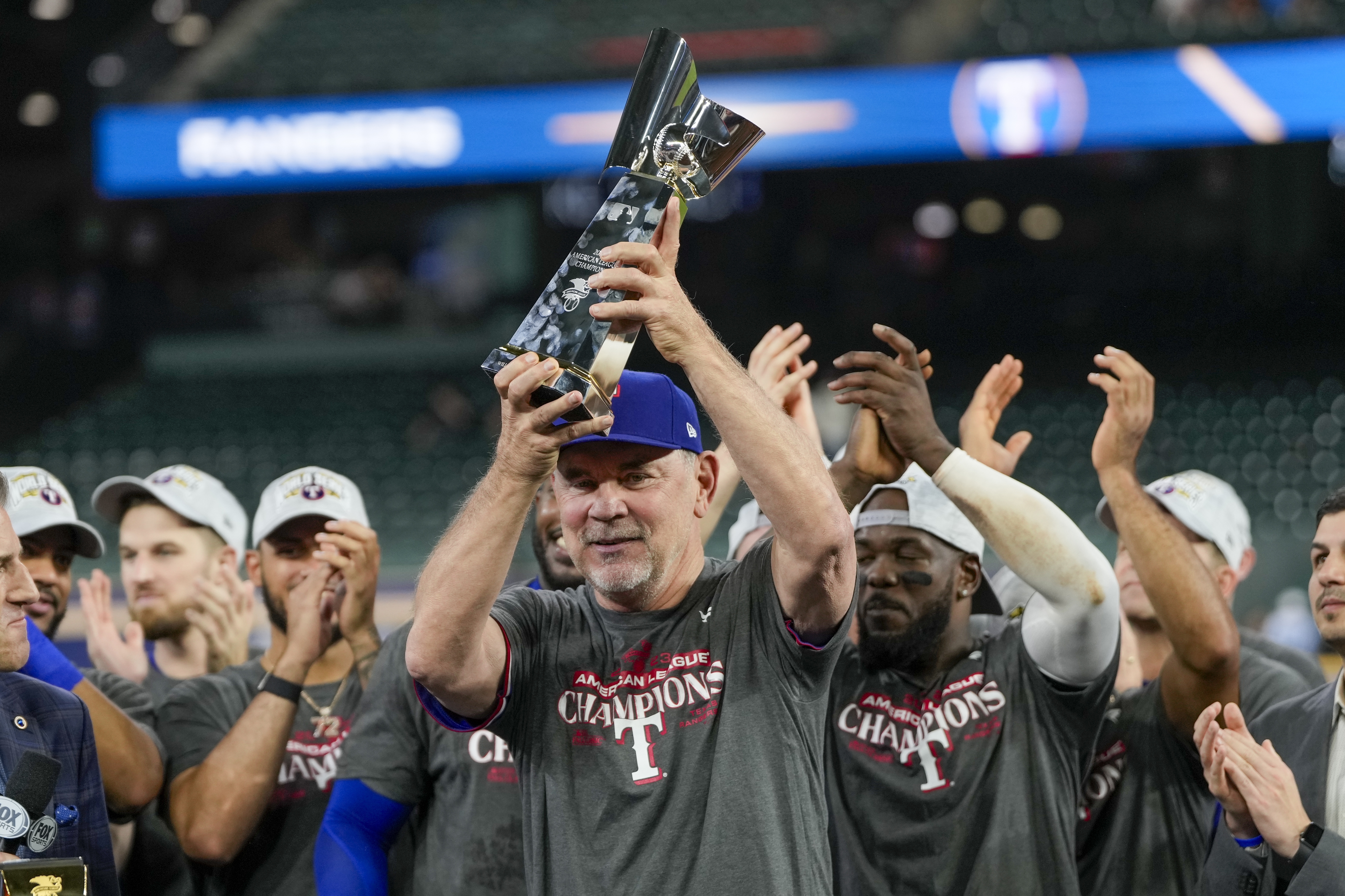 Vols fans pose with Atlanta Braves' World Series trophy