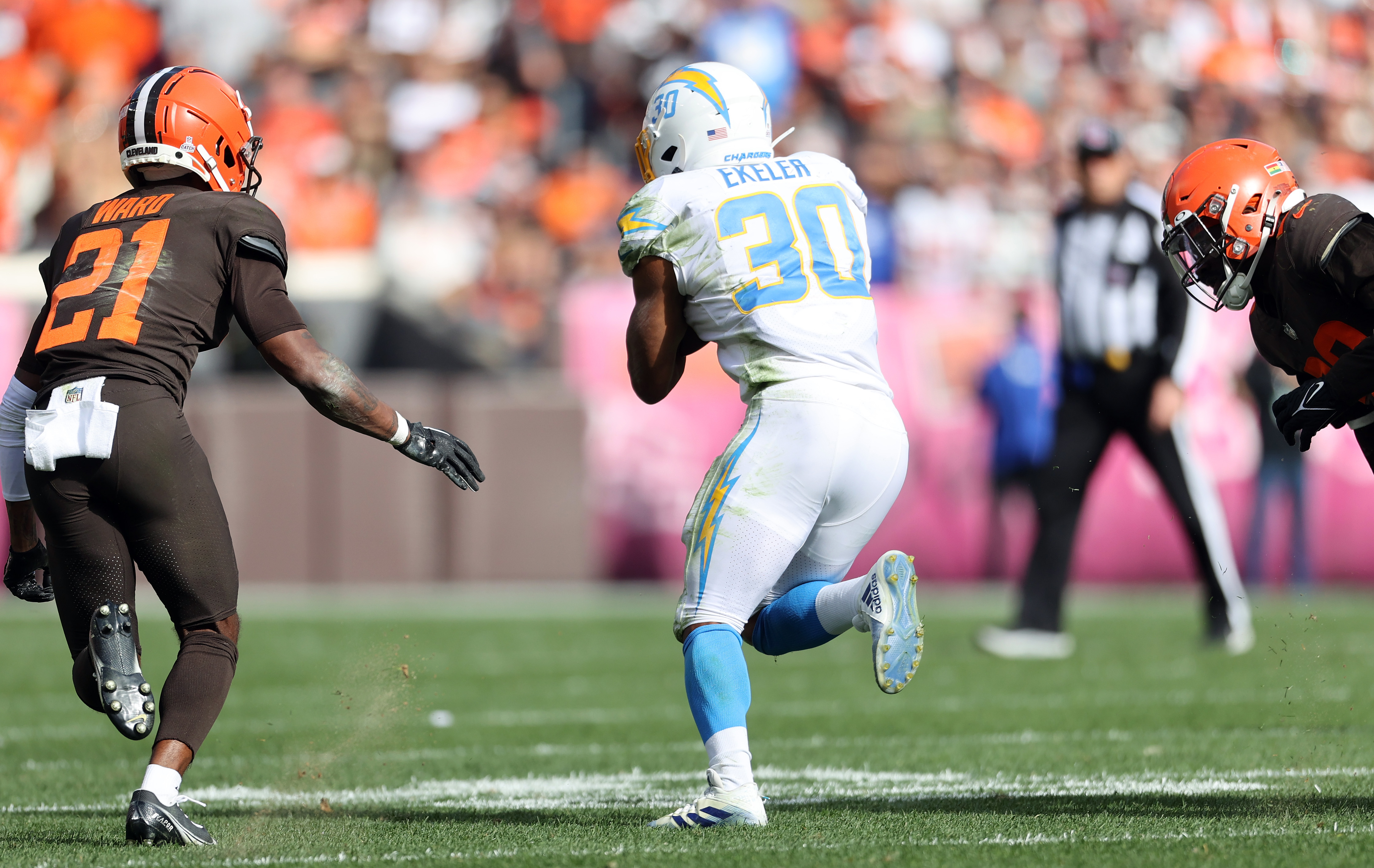 Chargers defeat Browns 30-28 after coach's gamble