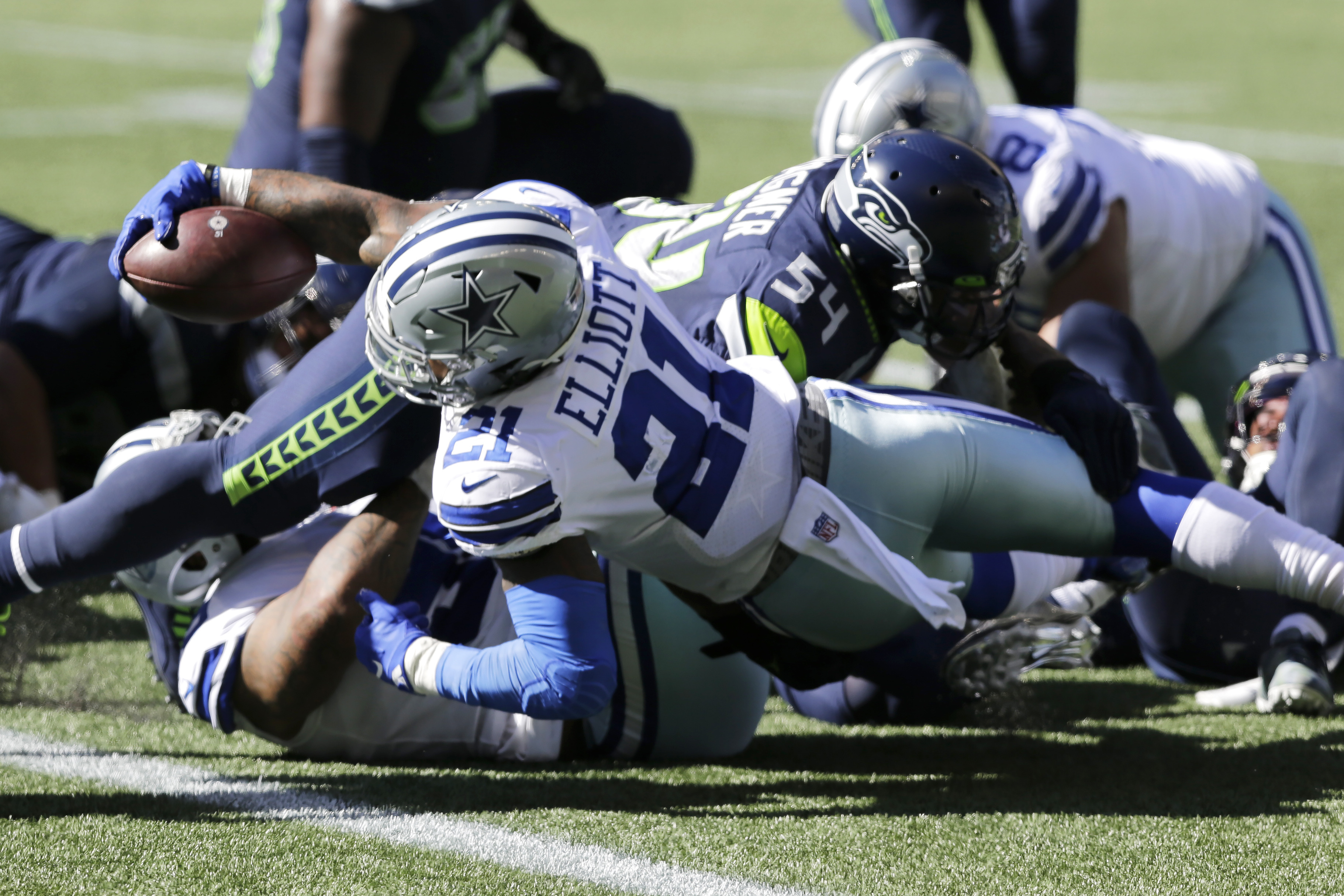 Wilson throws 5 more TD passes, Seahawks beat Cowboys 38-31