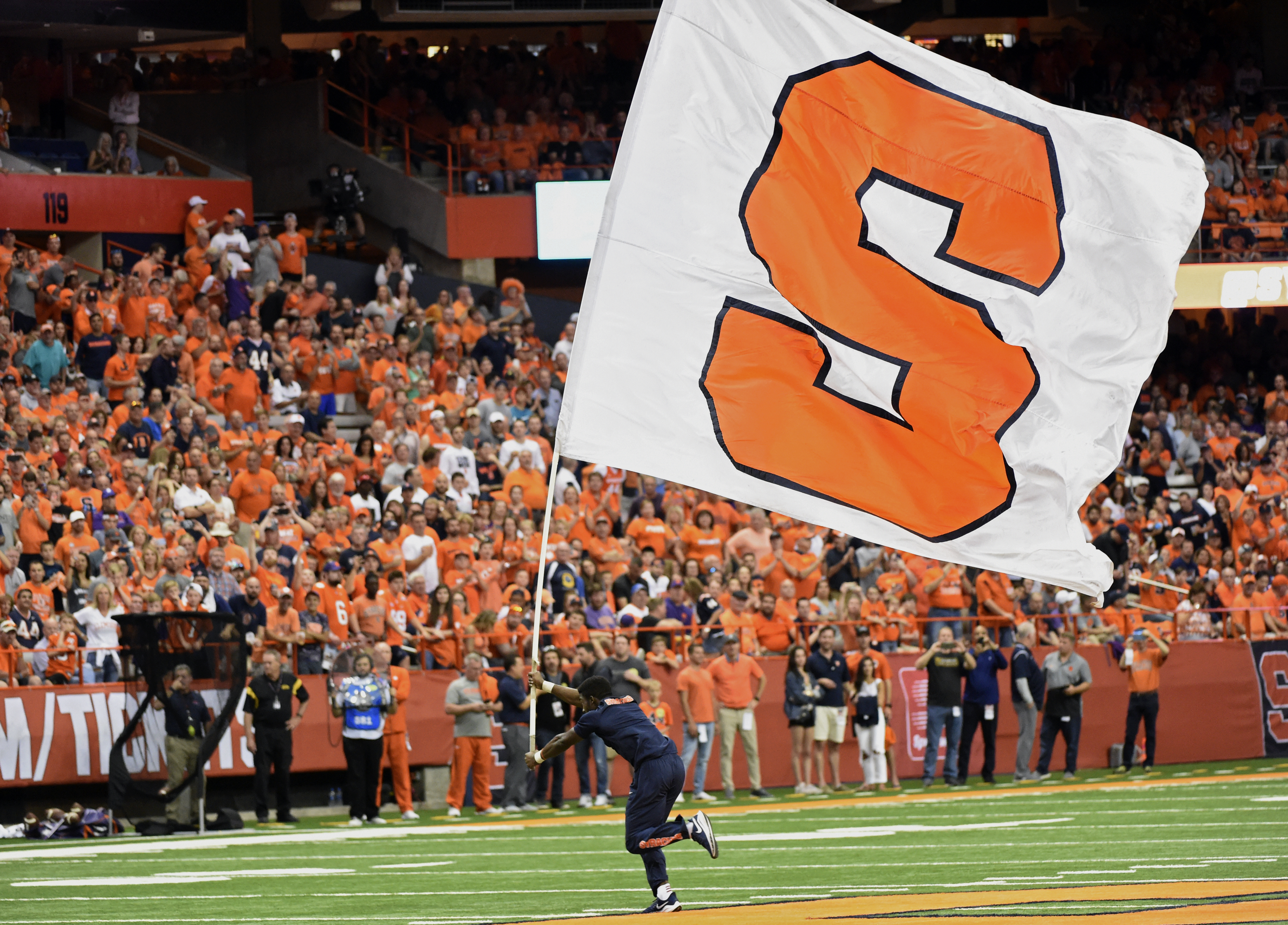 Syracuse, New York, USA. 25th Nov, 2017. linebacker Zaire Franklin (4) and  head football coach Dino Babers pose for a photo prior to an NCAA football  game against the Boston College Eagles