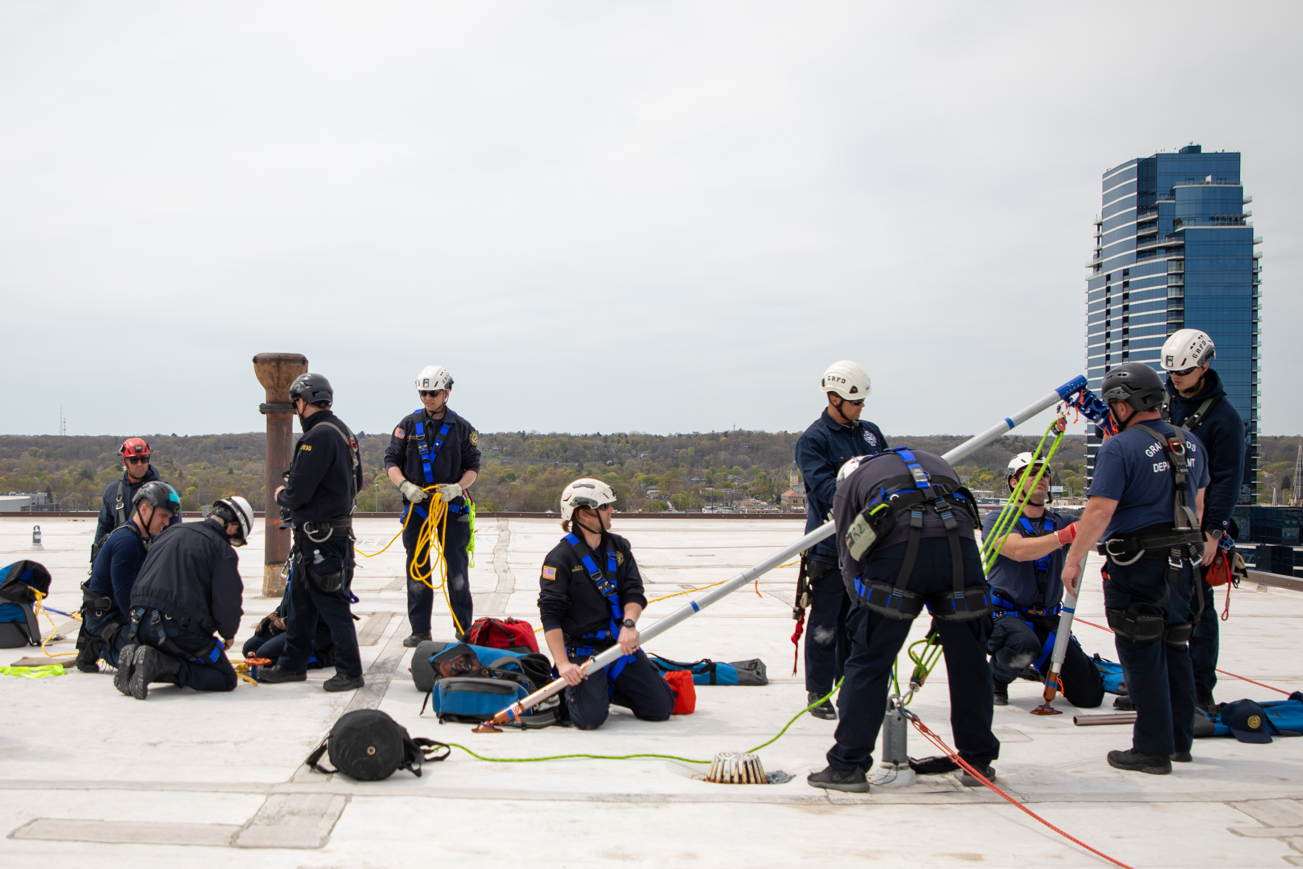 Fire Department hosts rope rescue training at Grand Rapids City Hall ...