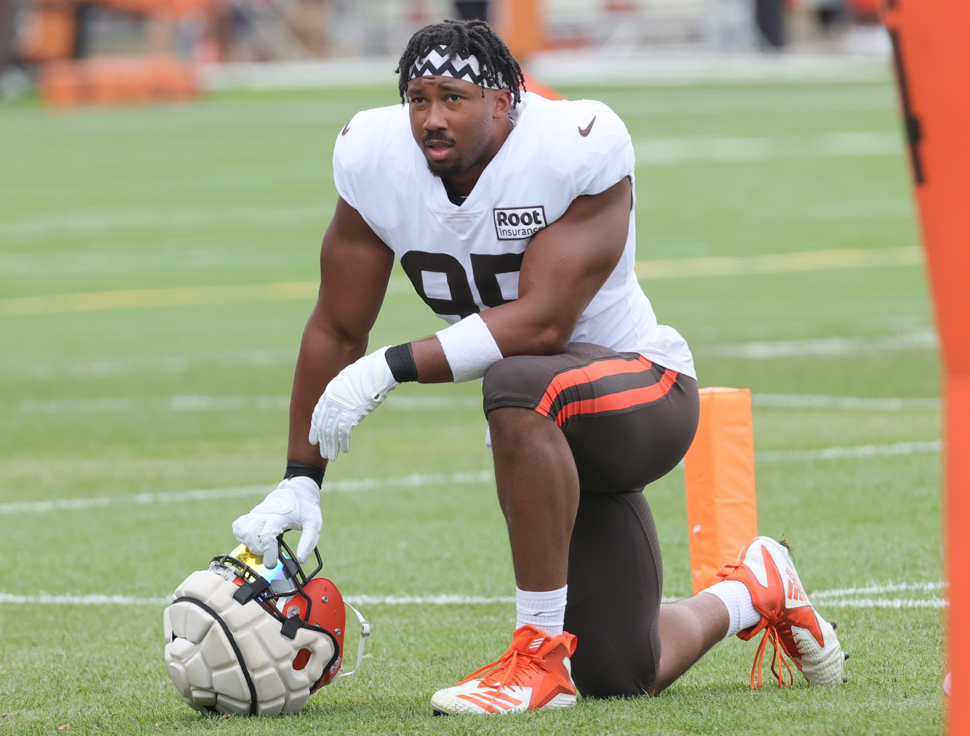 Cleveland Browns defensive end Myles Garrett, 2022-2023 season