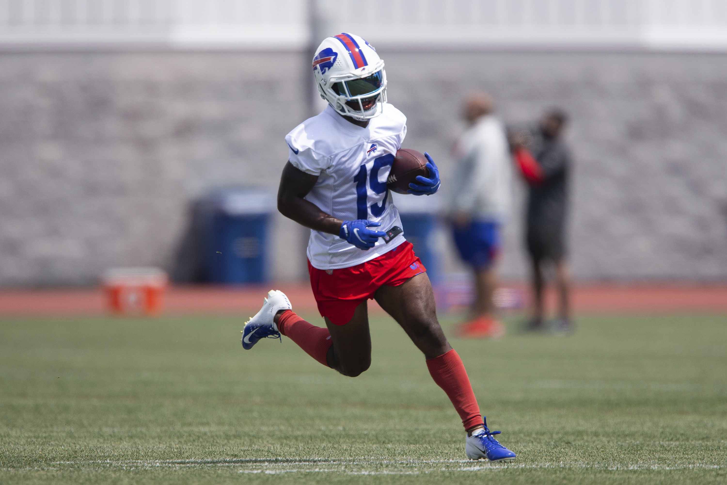 Bruce Smith passes on knowledge to Bills rookies Greg Rousseau, Boogie  Basham